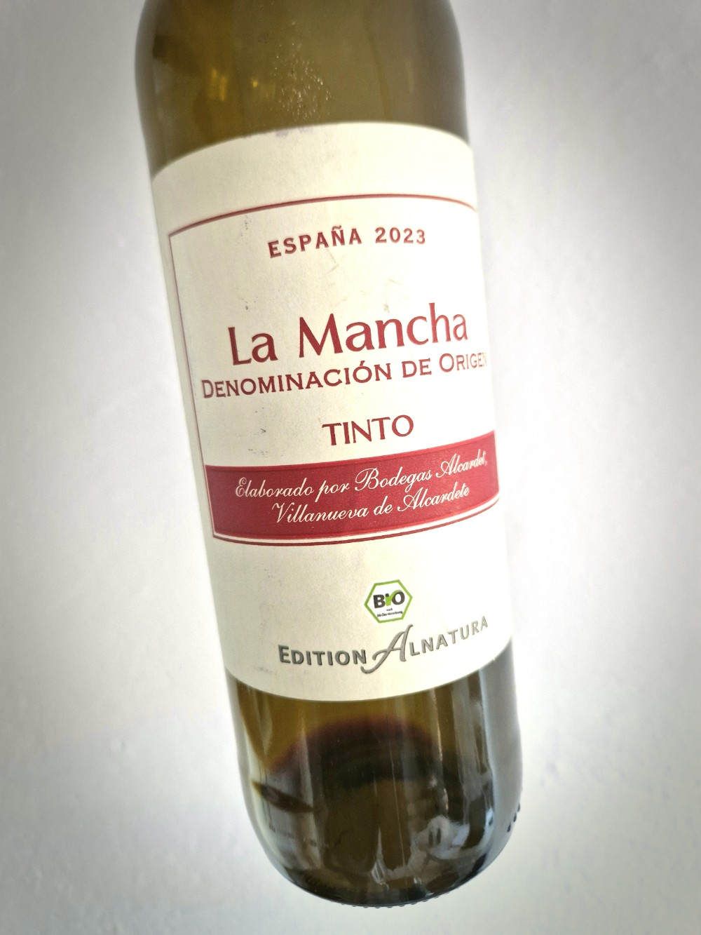 Eine Flasche Wein vor weißem Hintergrund