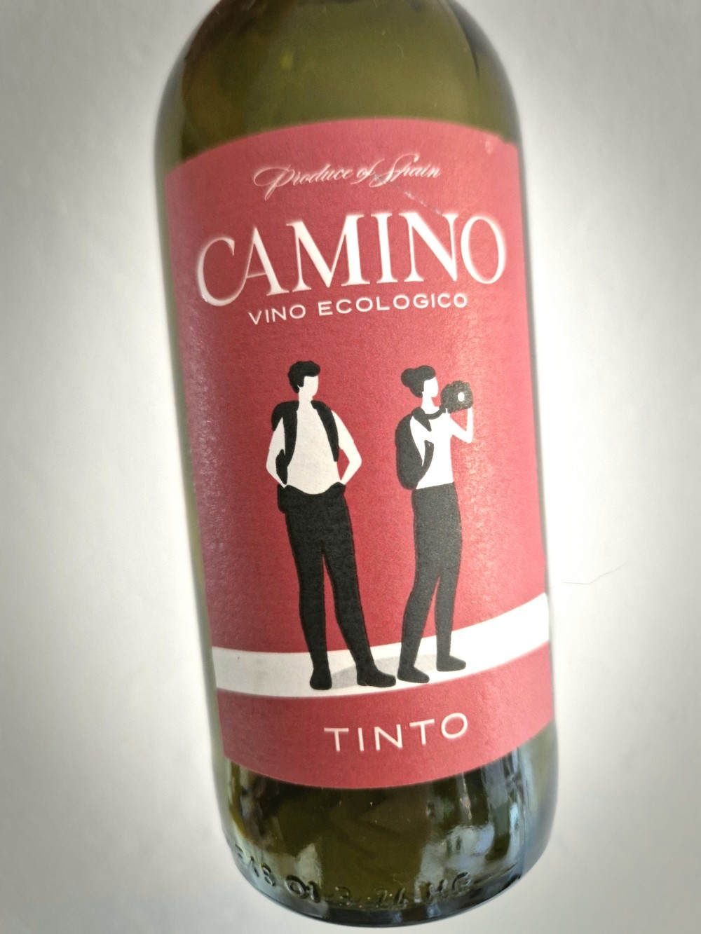 Eine kleine Flasche vor weißer Wand