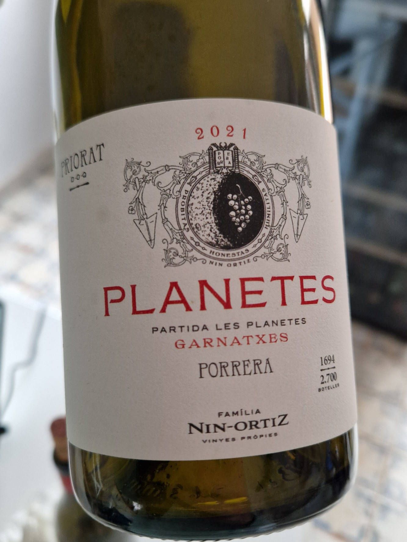 eine halbvolle Flasche Rotwein