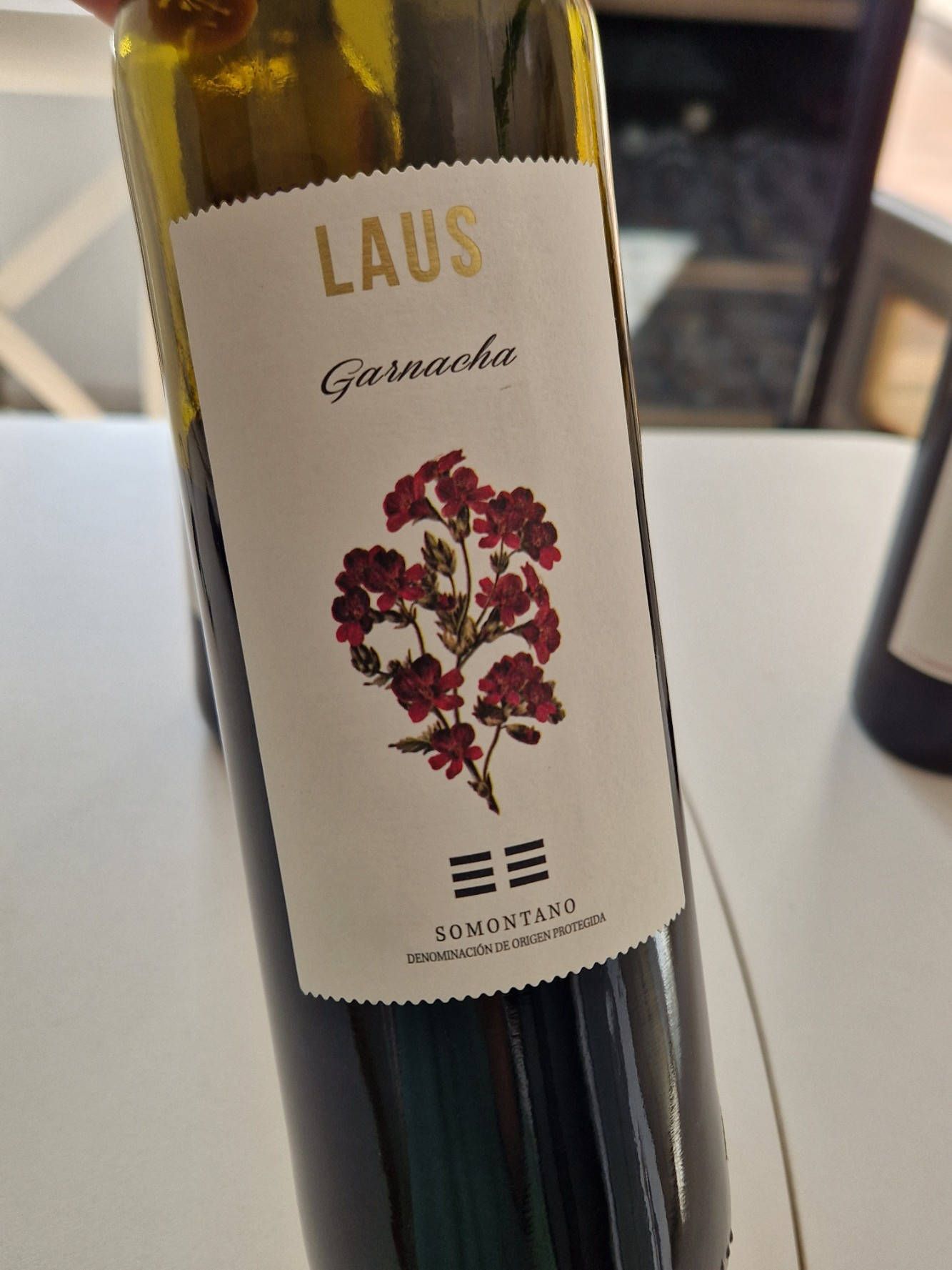 Das Etikett einer Flasche Rotwein aus Spanien