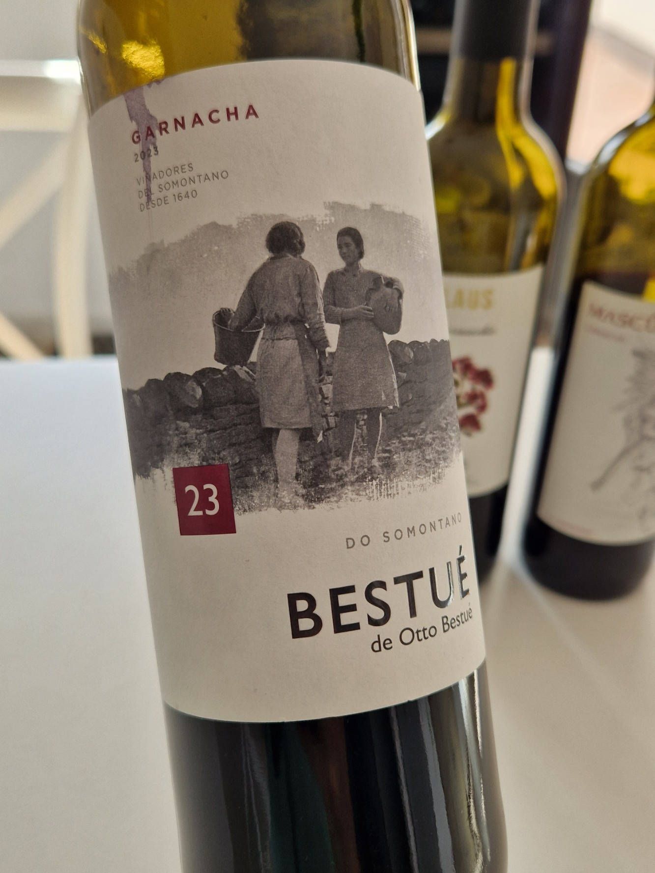 Eine geöffnete Flasche Rotwein