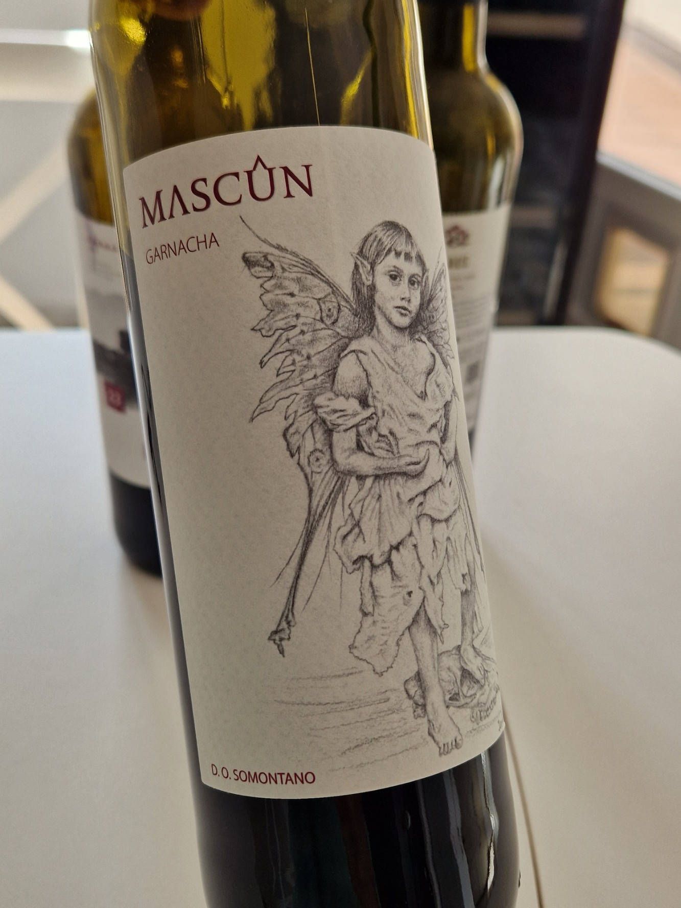 Eine Flasche Rotwein mit einer Bleistifzeichnung auf dem Etikett