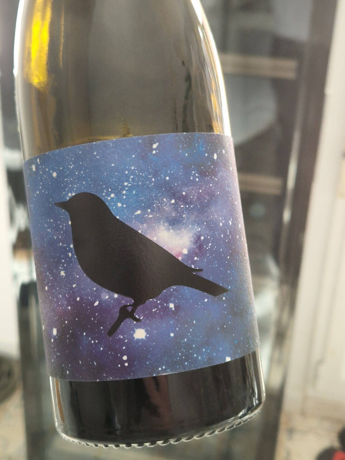 Eine Weinflasche mit einem Vogel auf dem Etikett
