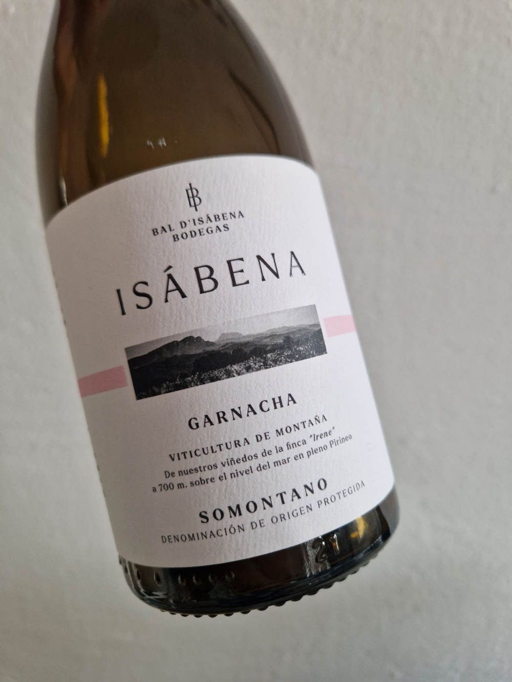 EIne Flasche Rotwein vor einem Computerbildschirm