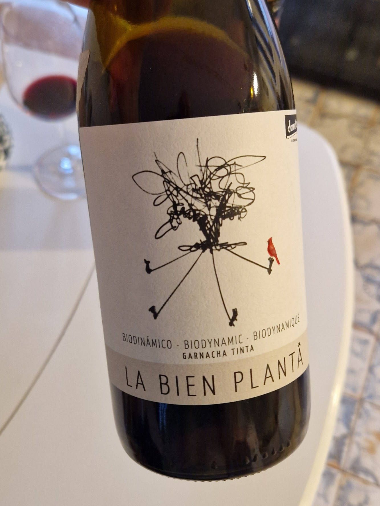 Ein Rotwein mit einem verspielten Label