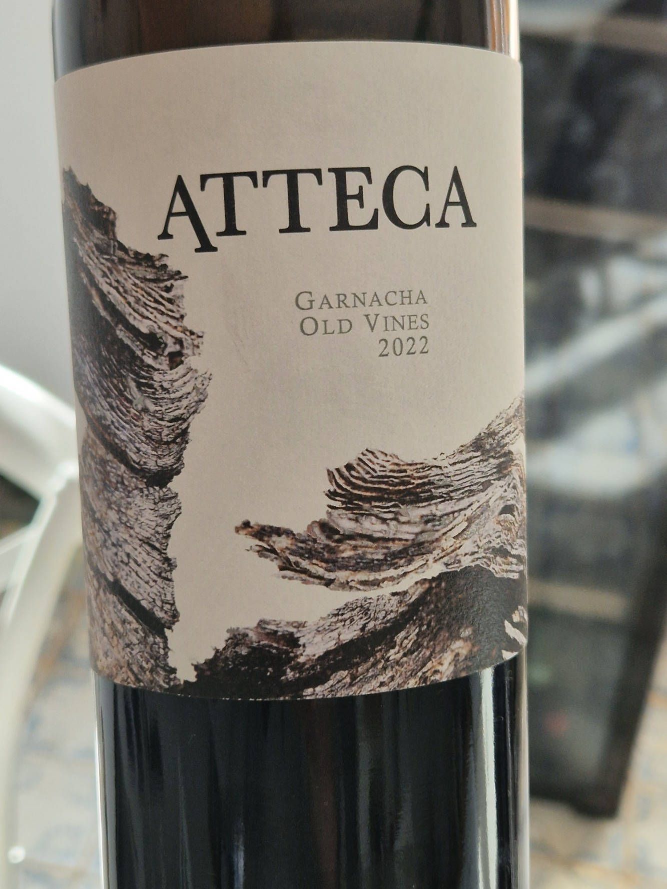 Eine Flasche Rotwein aus Spanien