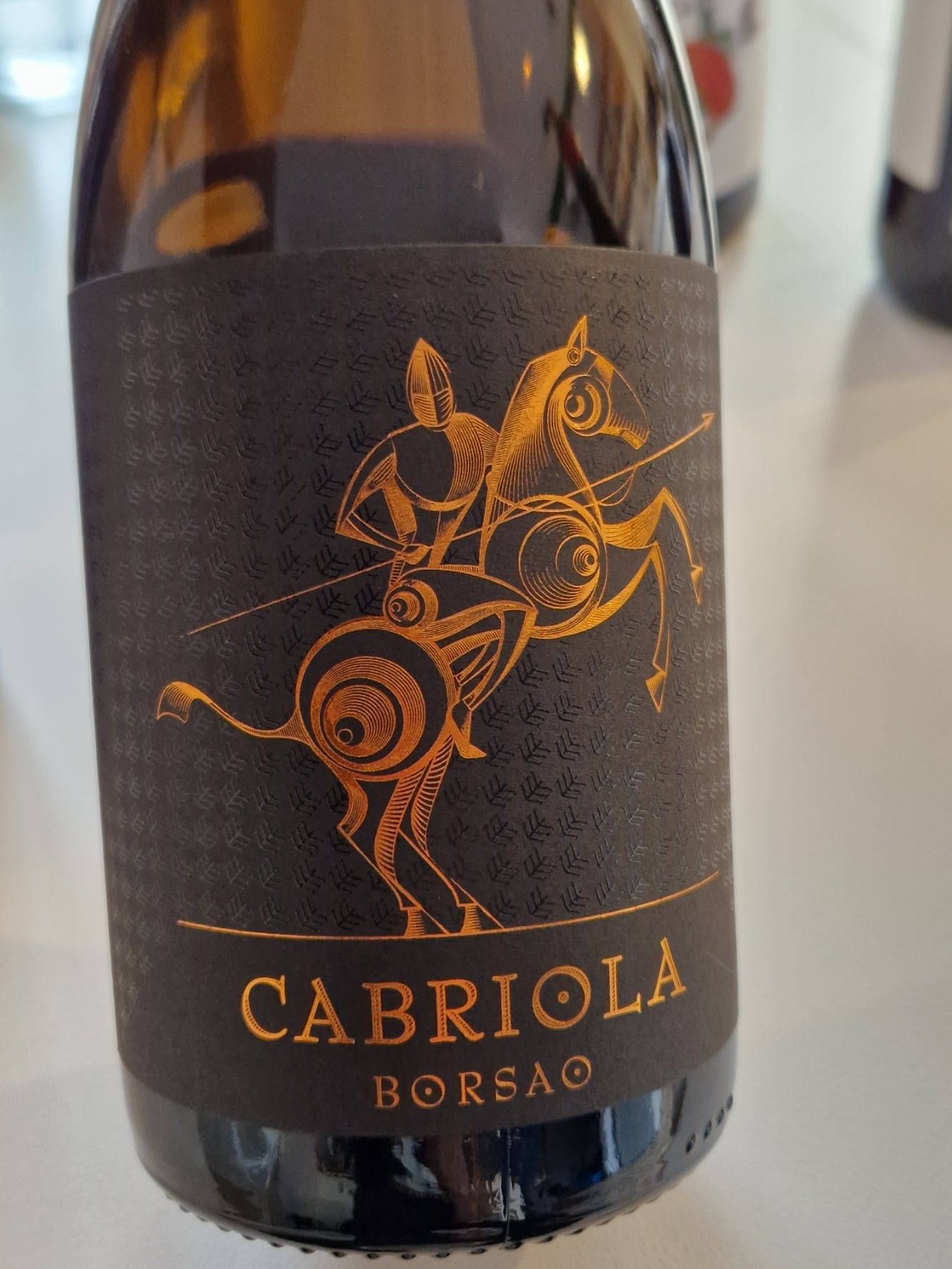 Eine geöffnete Flasche spanischen Weins.