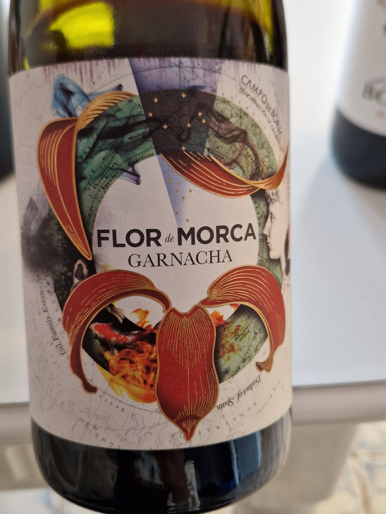 Ein buntes Etikett einer Flasche Wein.