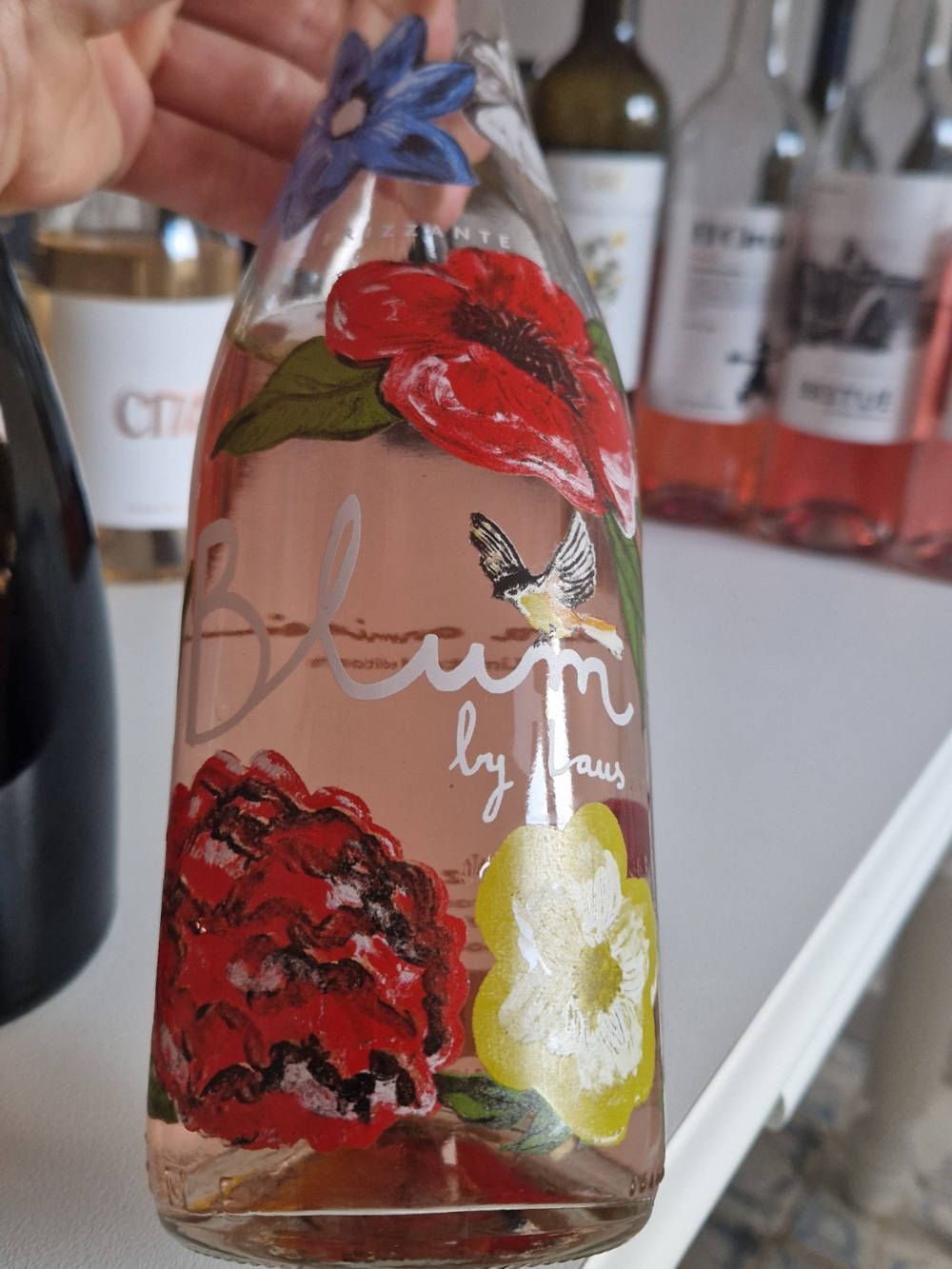 Eine Weinfalsche mit einem blumigen Design.