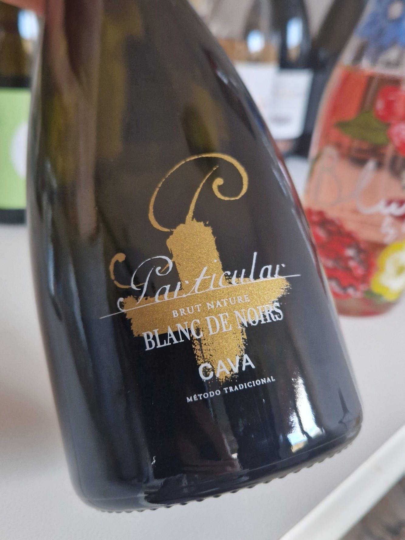 Die Vorderseite einer Flasche Cava