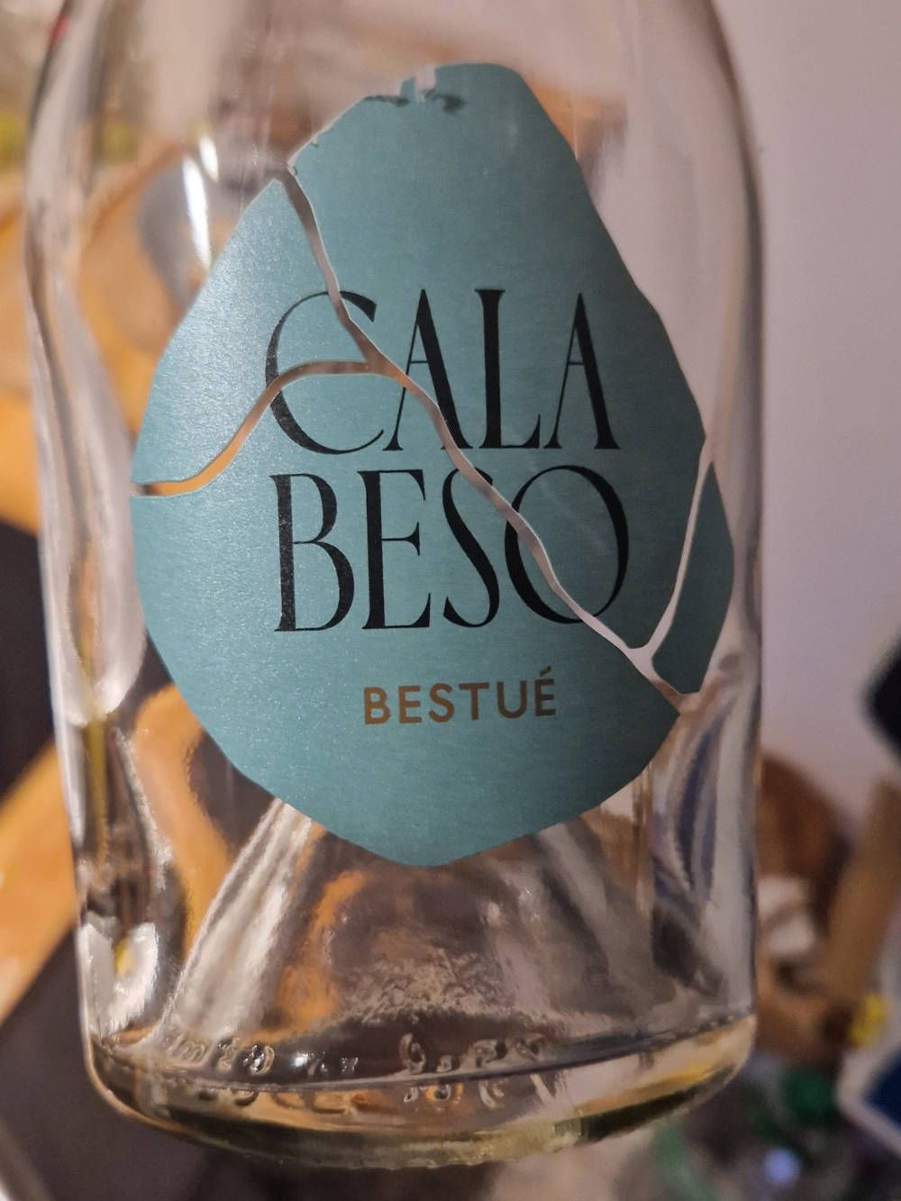 Das Etikett einer leeren Flasche Wein