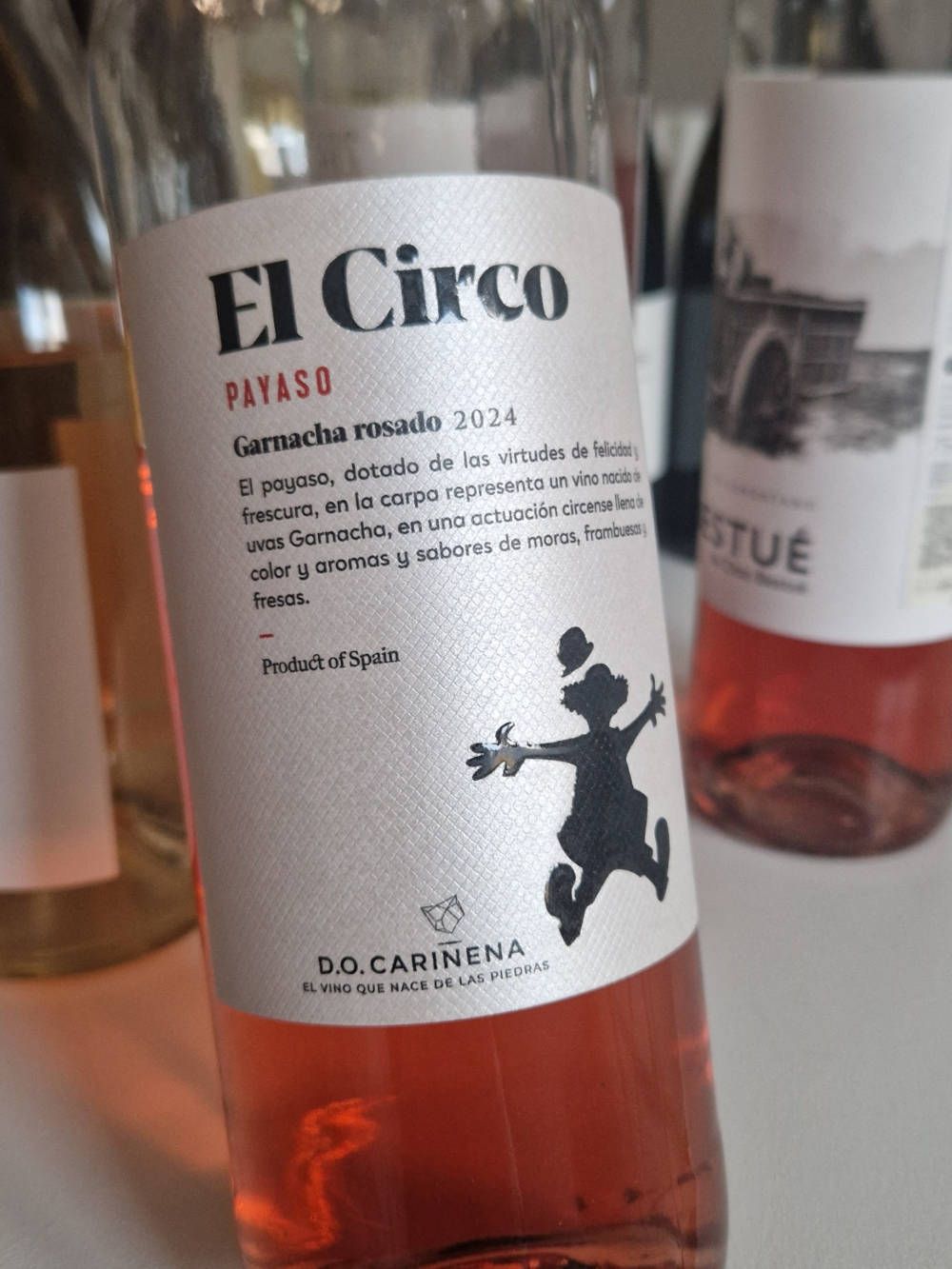 Eine halbvolle Flasche Rosado