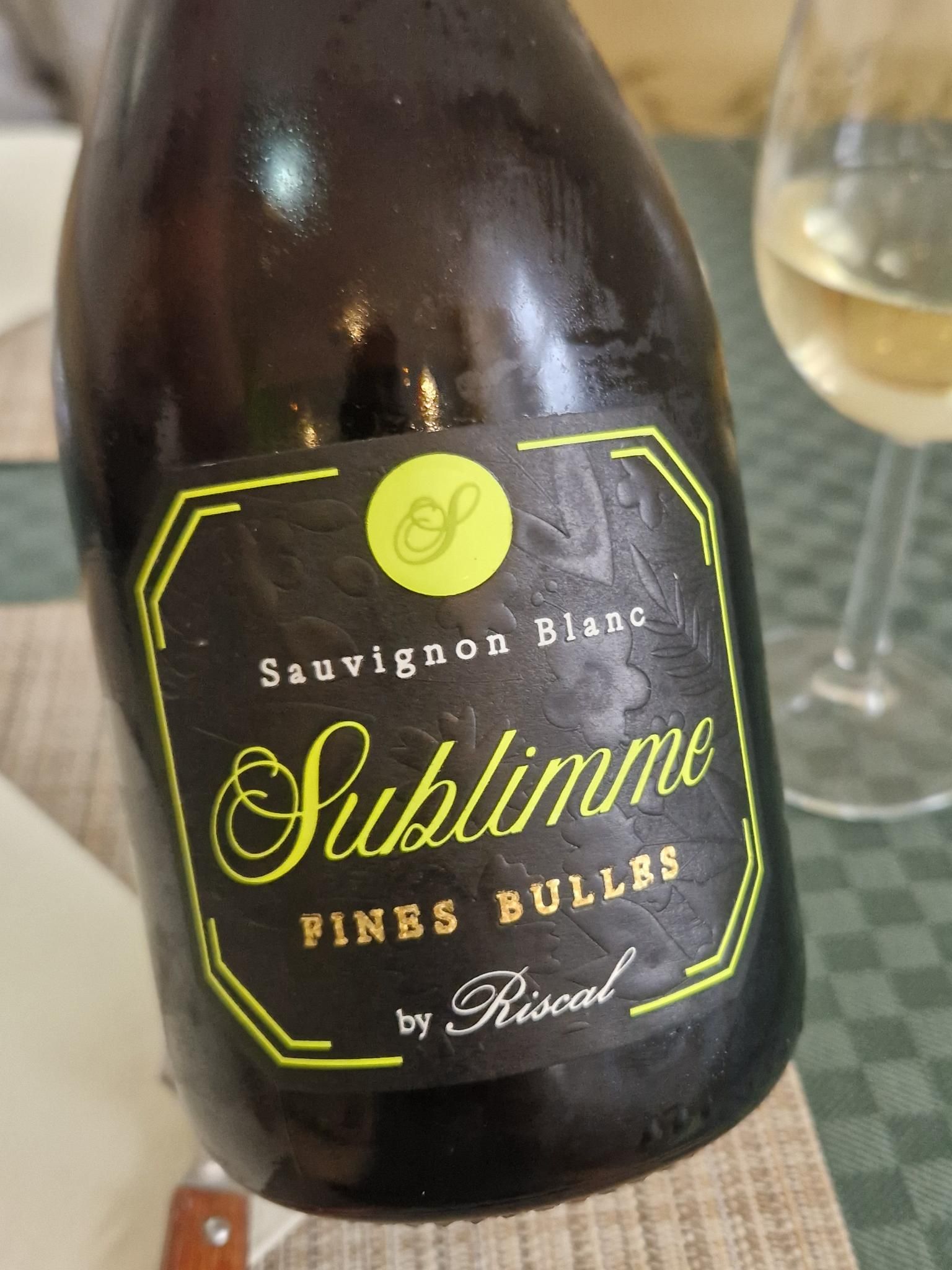 Das Etikett einer Flasche Schaumwein aus Spanien