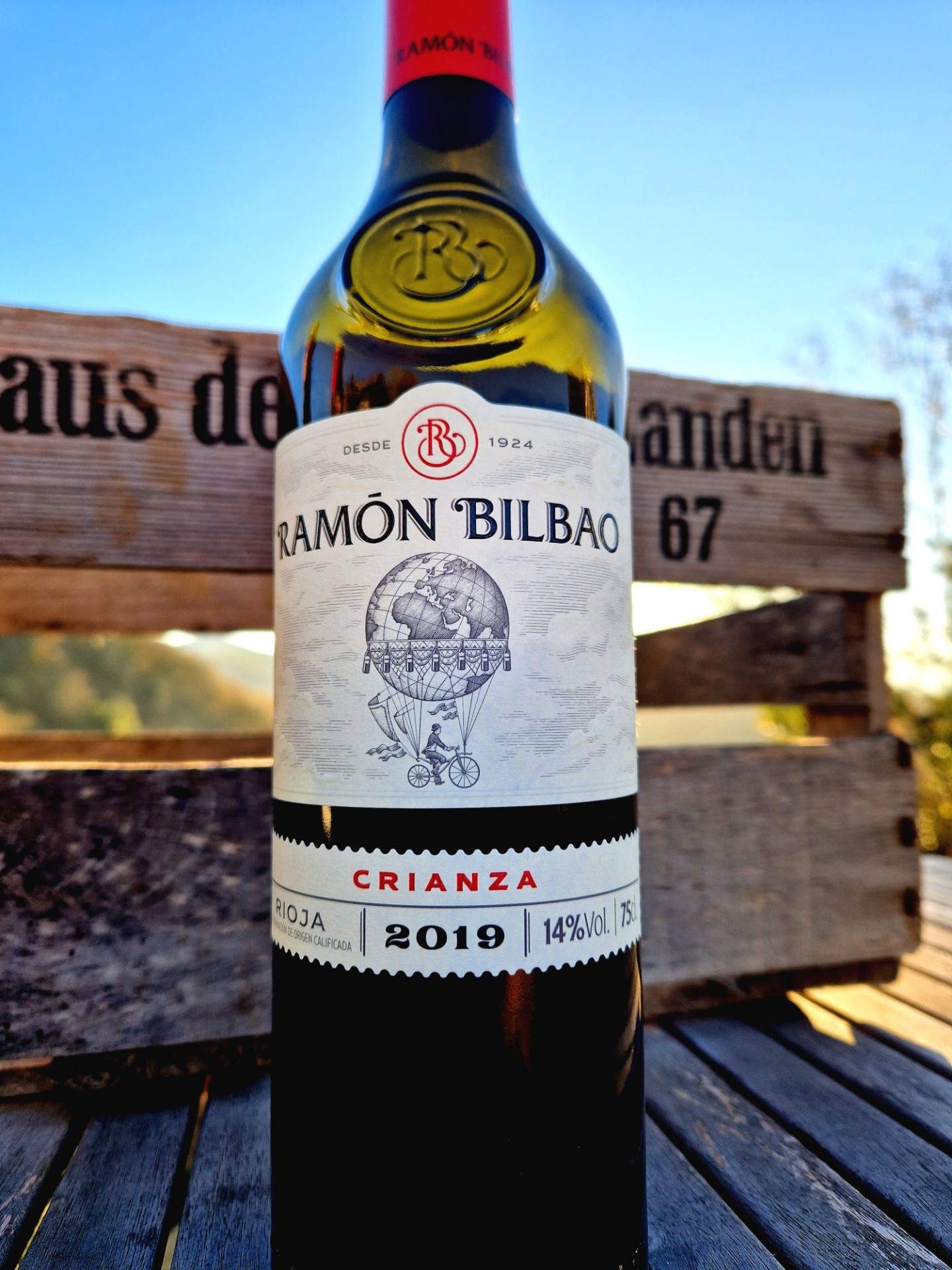 Rotwein von Ramón Bilbao vor einer Weinkiste