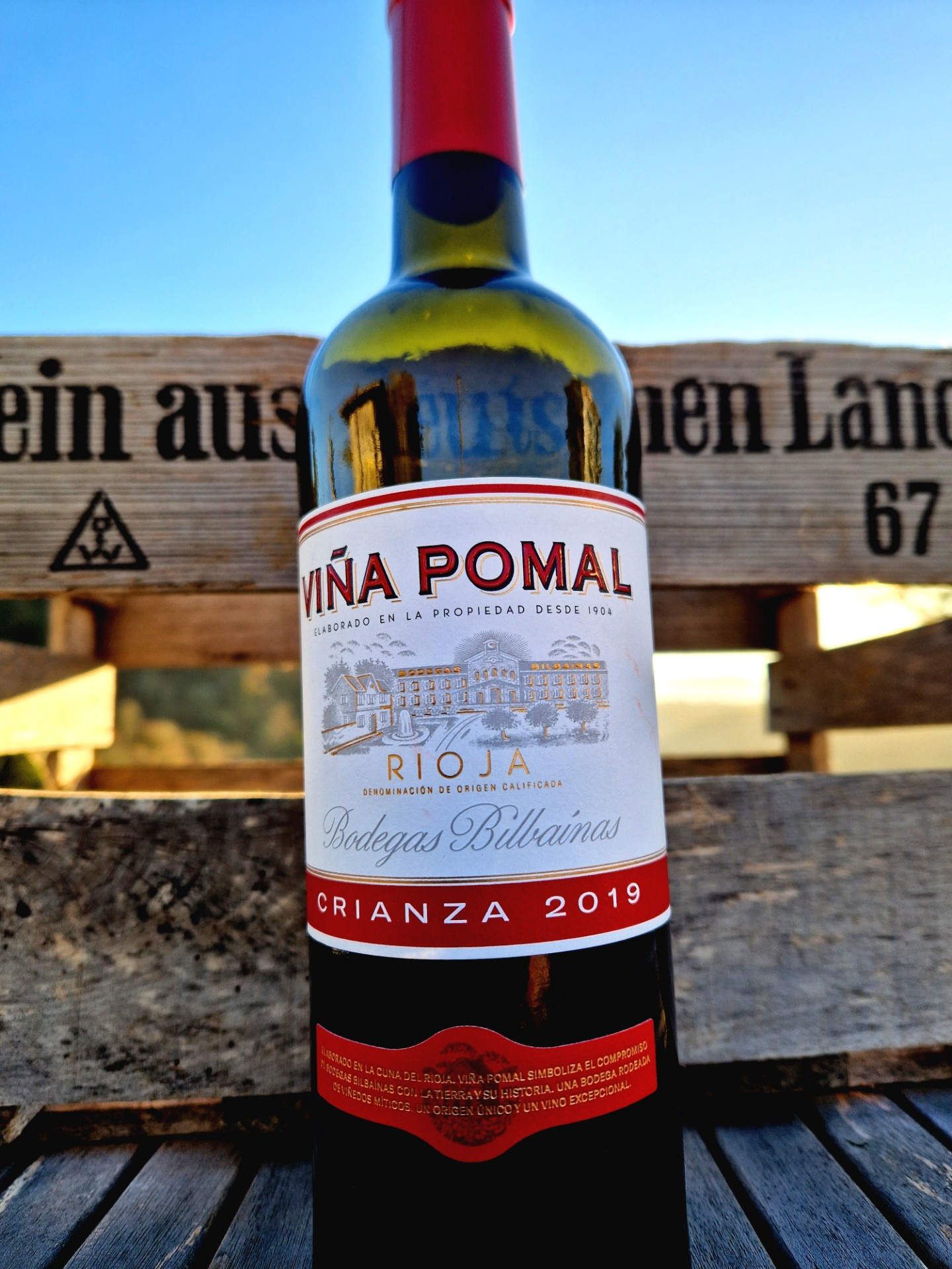 Rioja Crianza vor alter Weinkiste