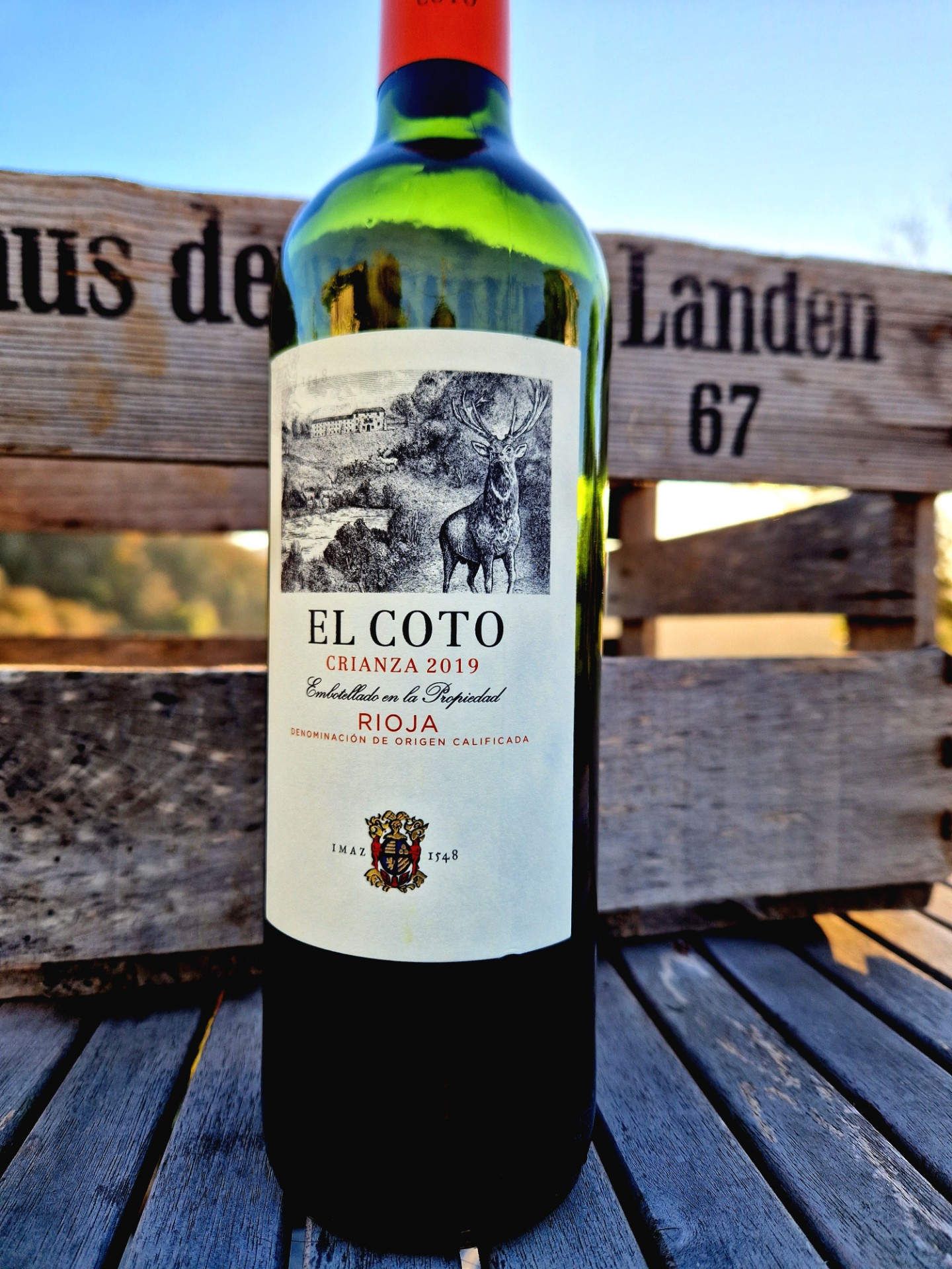 Rotwein von El Coto vor einer Weinkiste