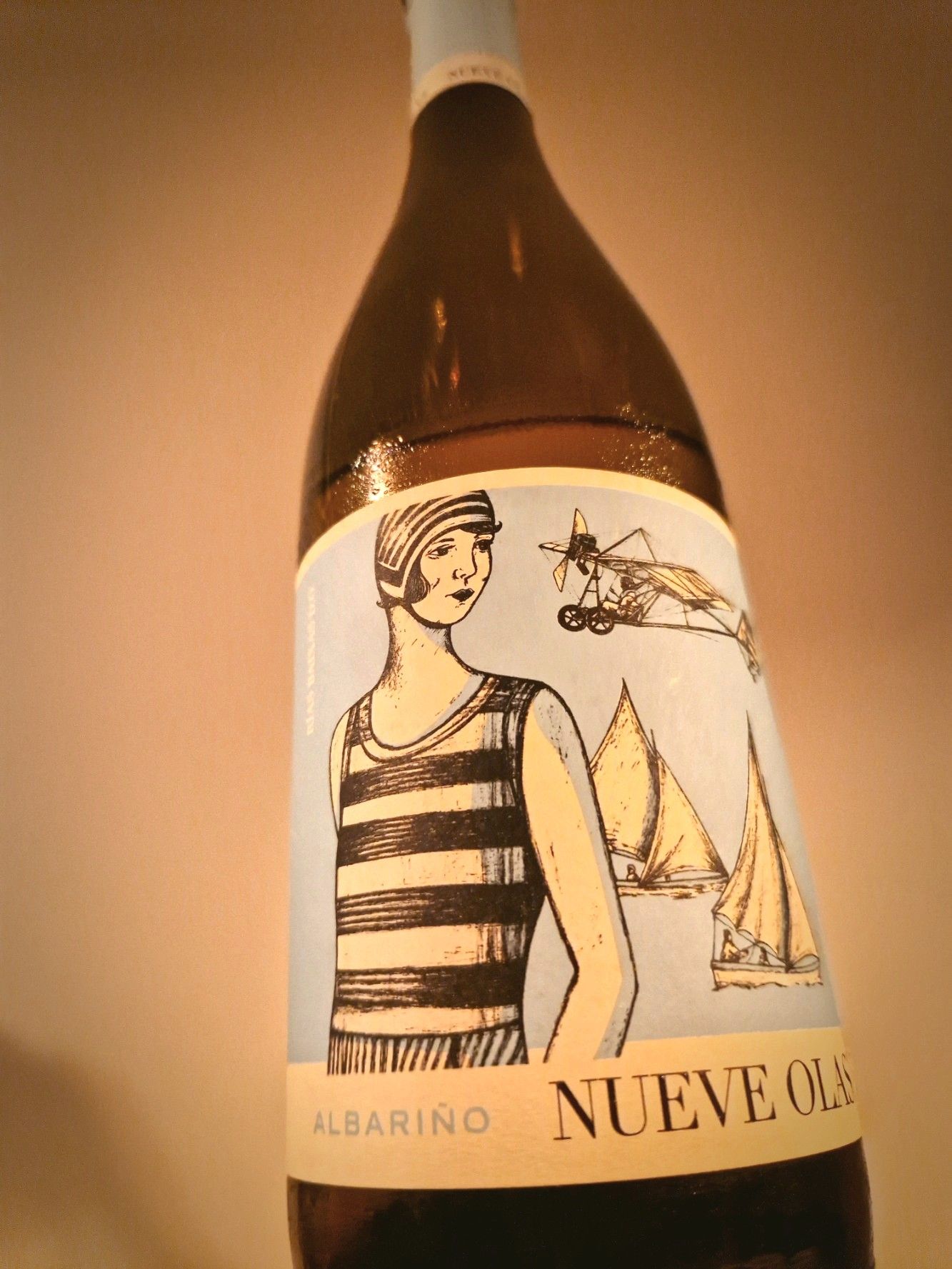 Weißwein-Flasche mit Frau auf dem Etikett