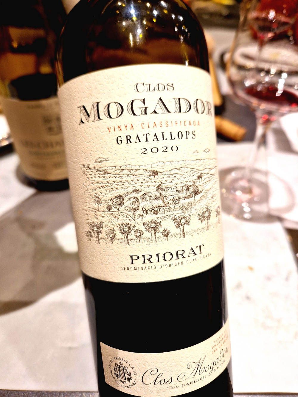 Eine Flasche Rotwein aus dem Priorat