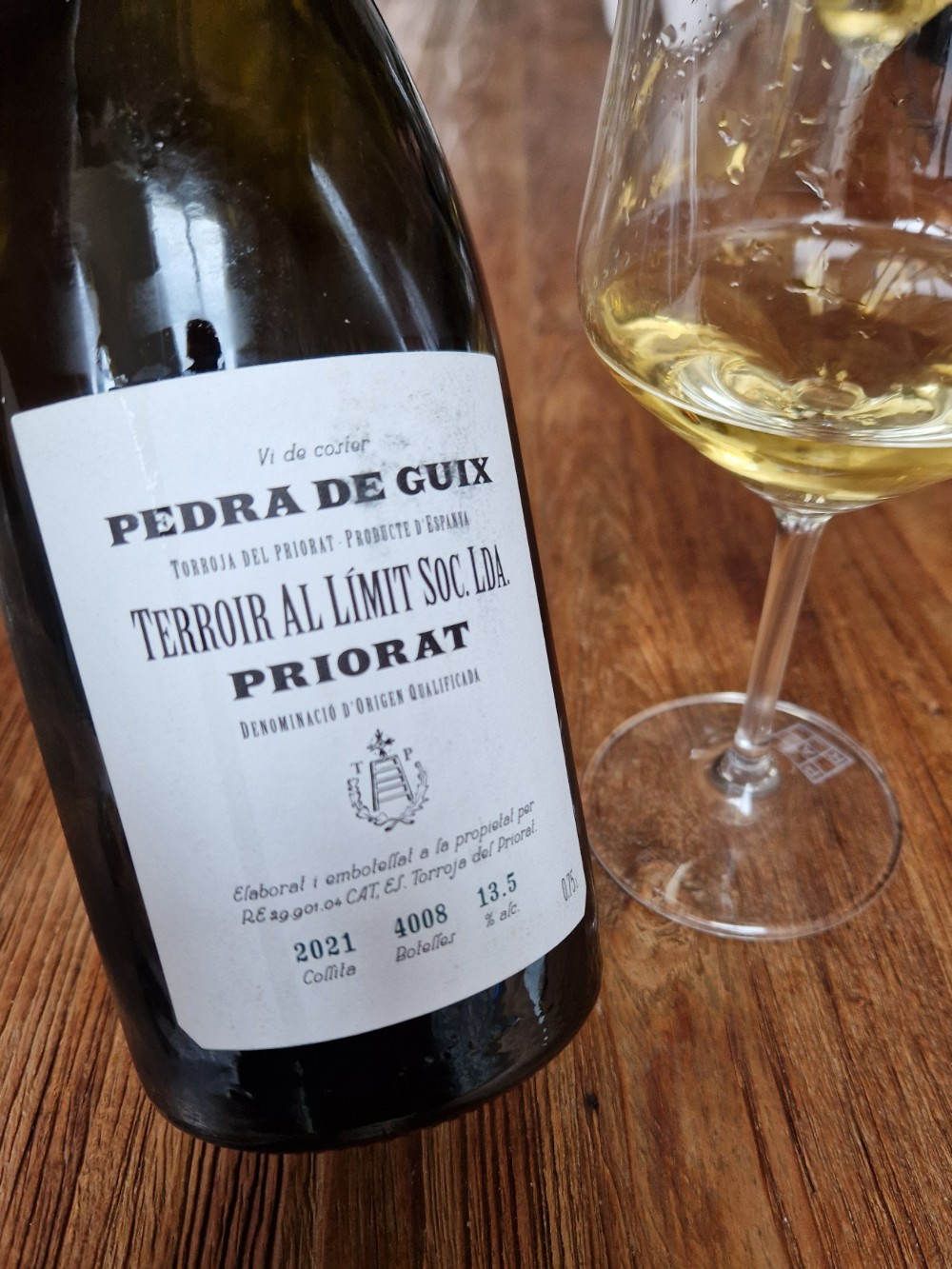 Weißwein aus dem Priorat neben Weinglas