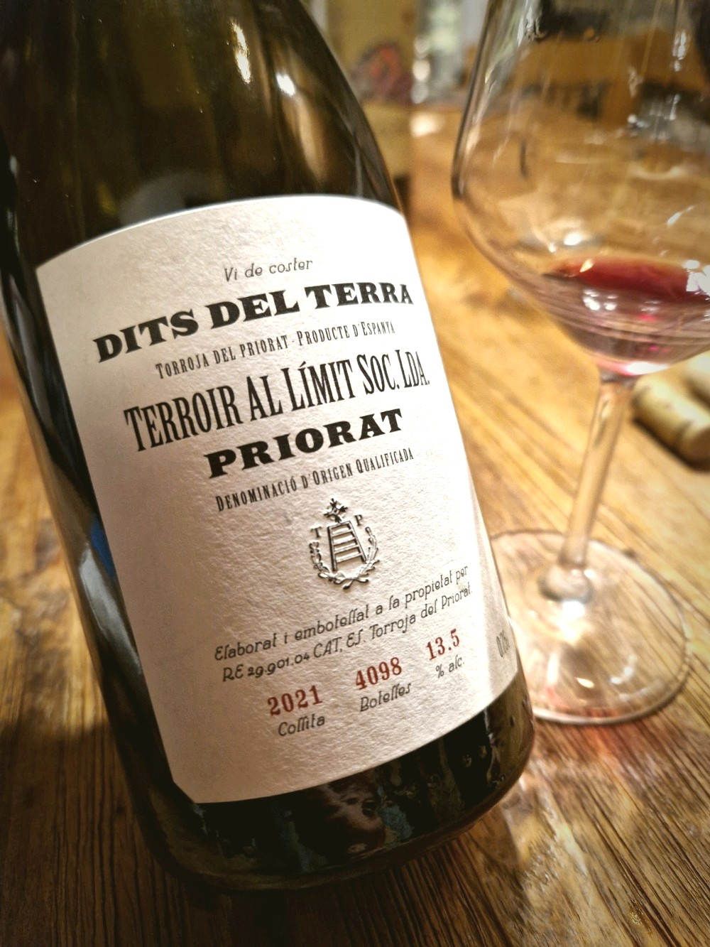 Eine Flasche Rotwein aus dem Priorat neben einem Weinglas