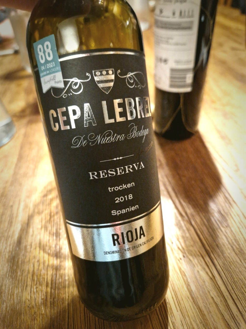 Eine Flasche Rotwein aus dem Lidl