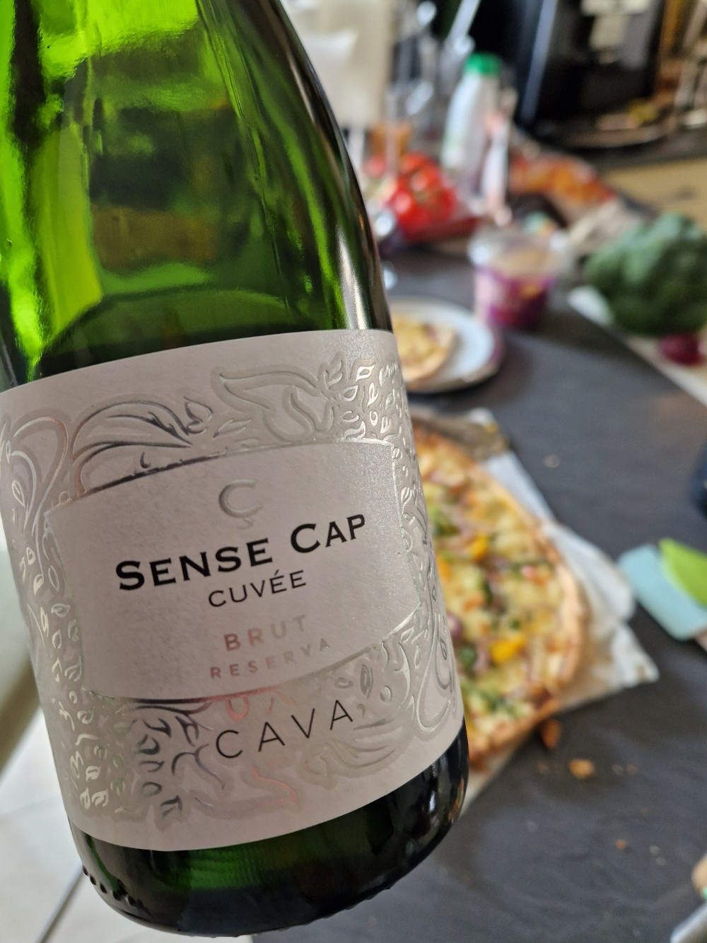 Eine Flasche Cava auf einem gedeckten Tisch