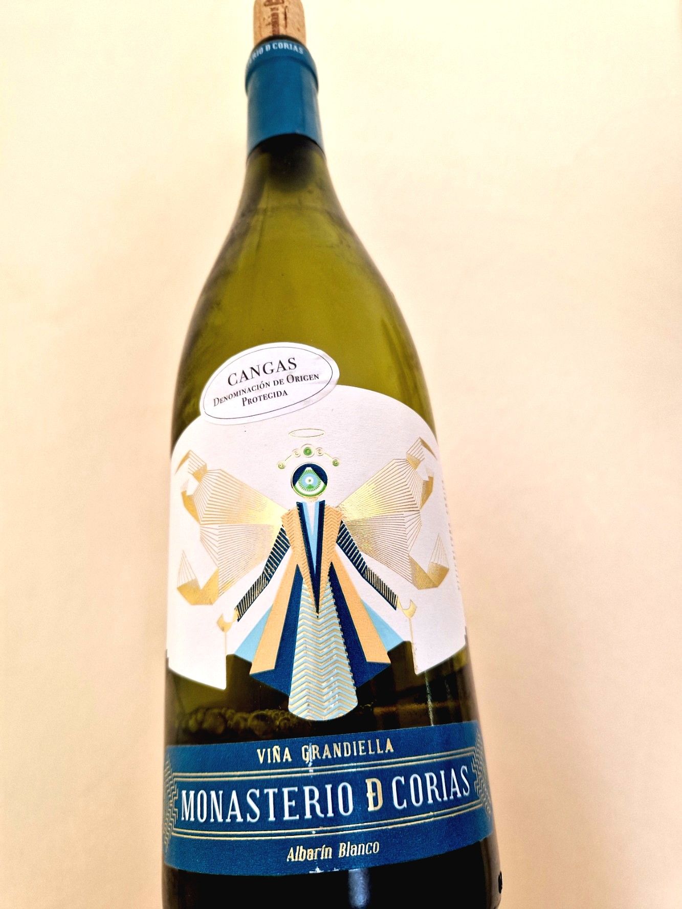 Eine Flasche Weißwein vor einer Wand