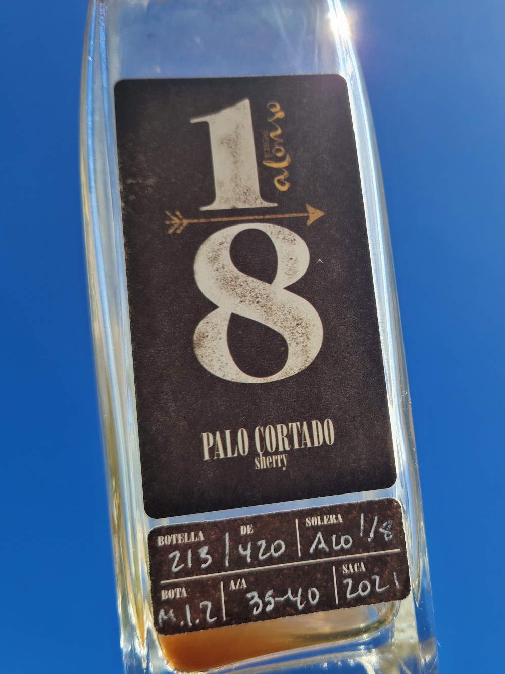 Eine Flasche Palo Cortado Sherry vor blauem Himmel