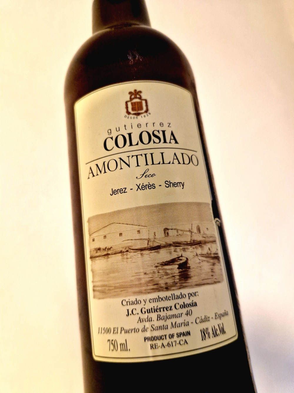 Eine Flasche Amontillado Sherry vor einer Wand