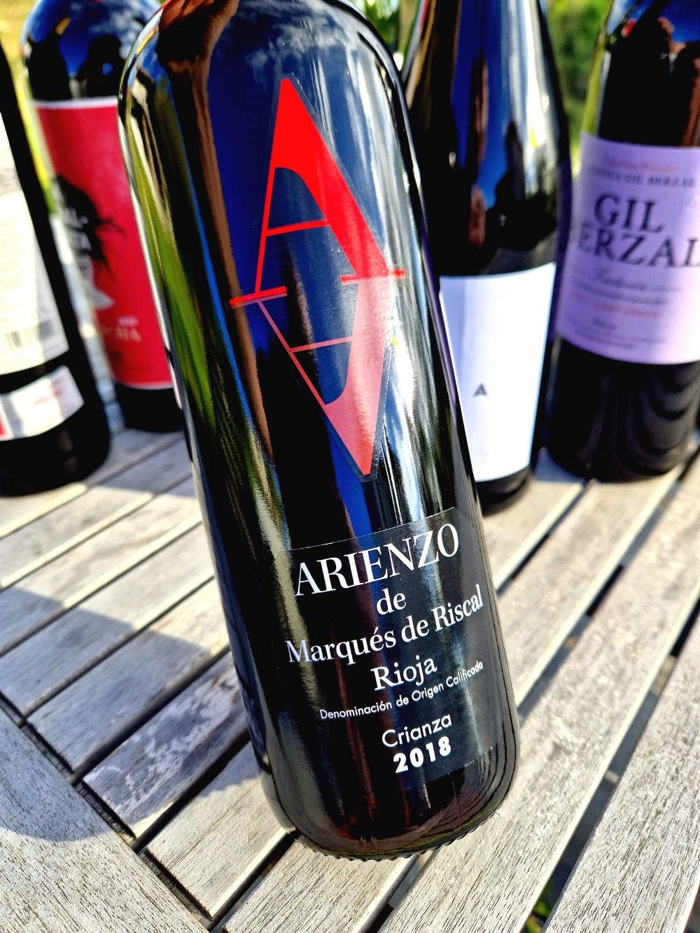 Eine Flasche Rioja-Rotwein auf einem Tisch