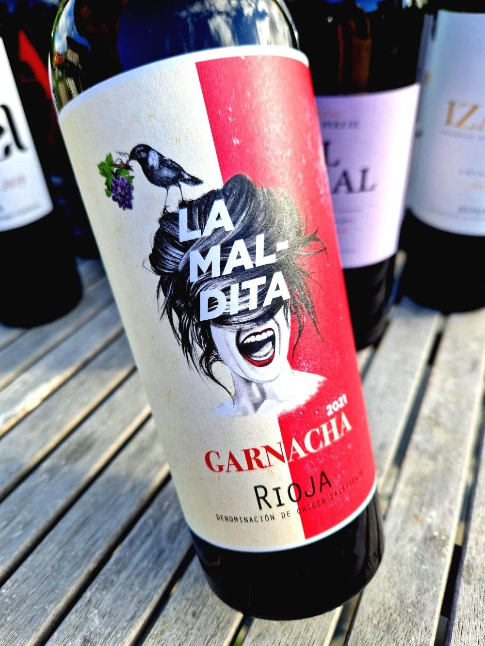 Eine Flasche Rotwein mit einem hippen Label.