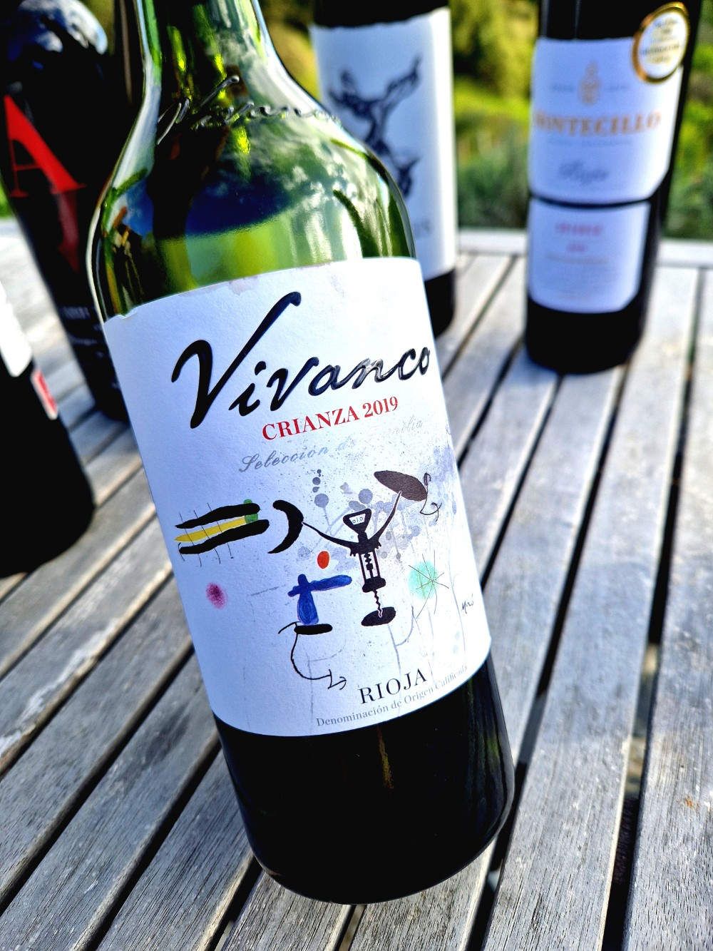 Eine Flasche Rotwein auf einem Tisch