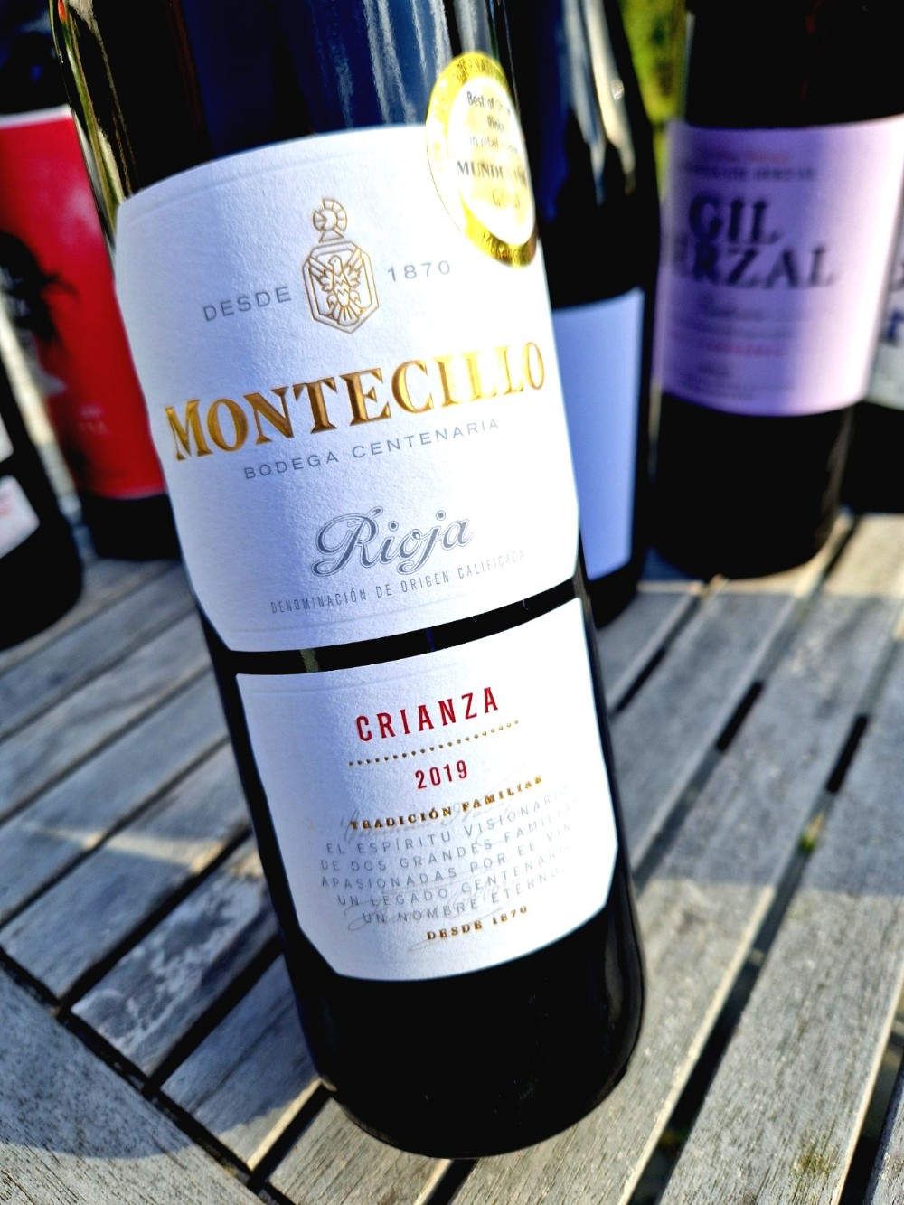 Eine Flasche Rotwein auf einem Tisch