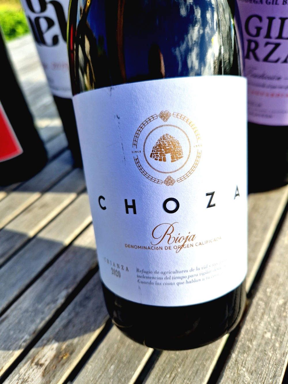 Eine Flasche Rotwein wird in die Kamera gehalten