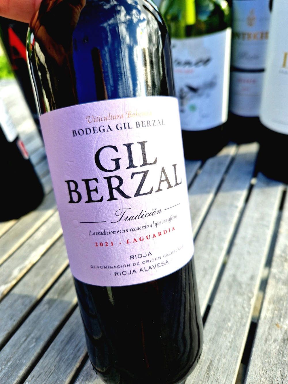 Eine Flasche Rotwein aus dem Rioja