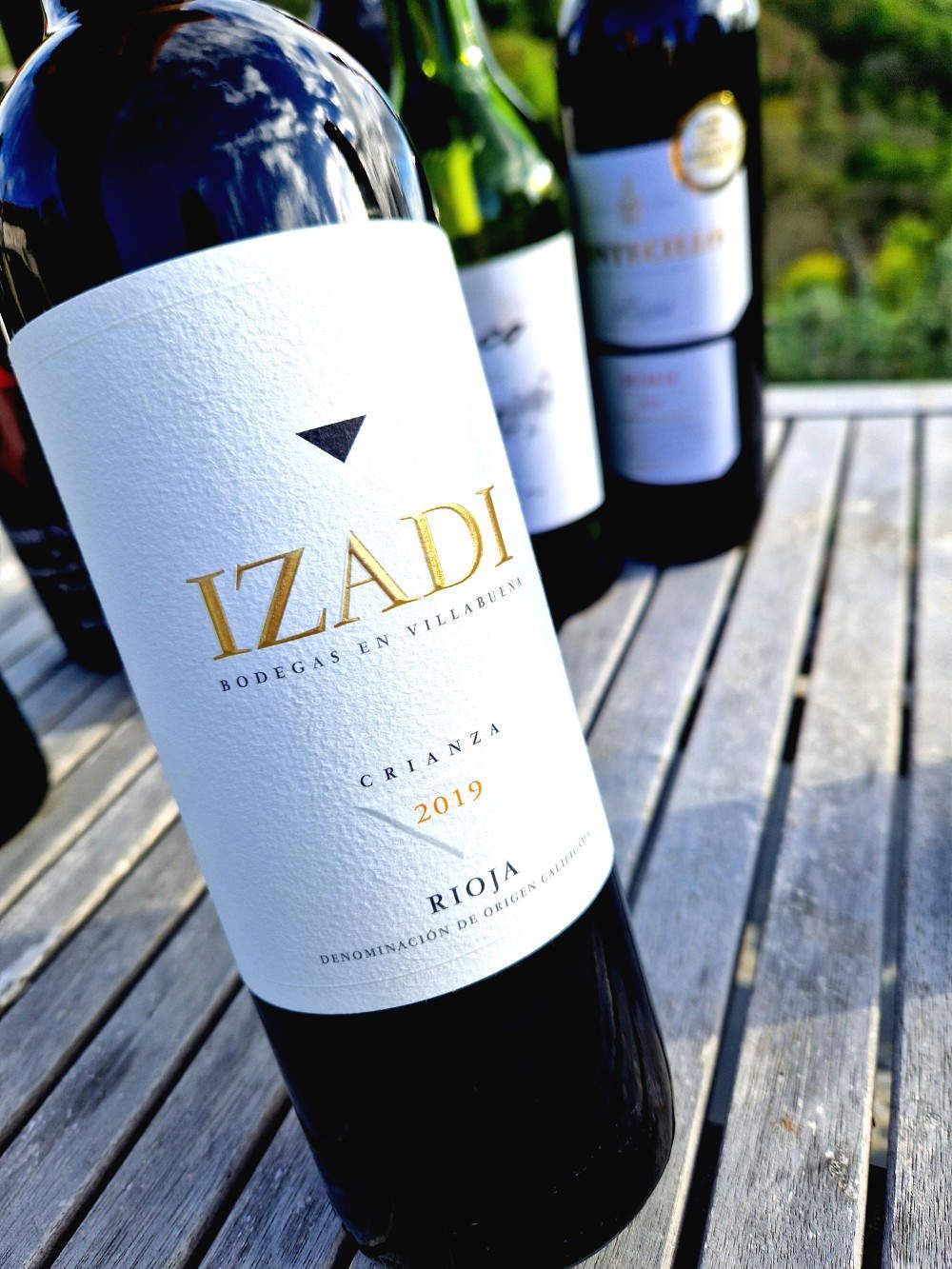 Eine Flasche Wein wird in die Kamera gehalten