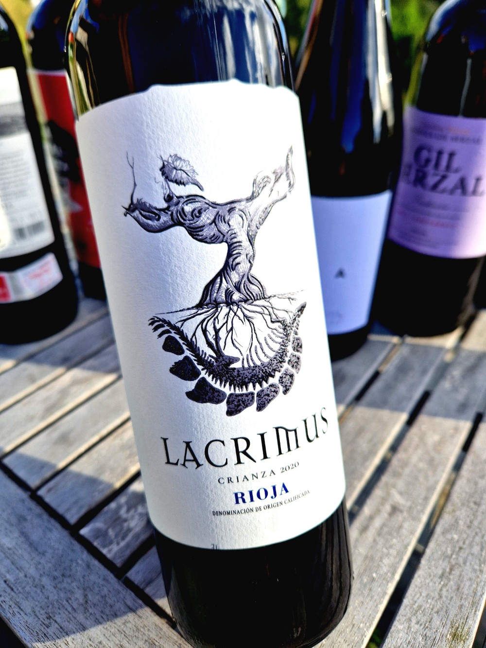 Eine Flasche Wein auf einem Tisch