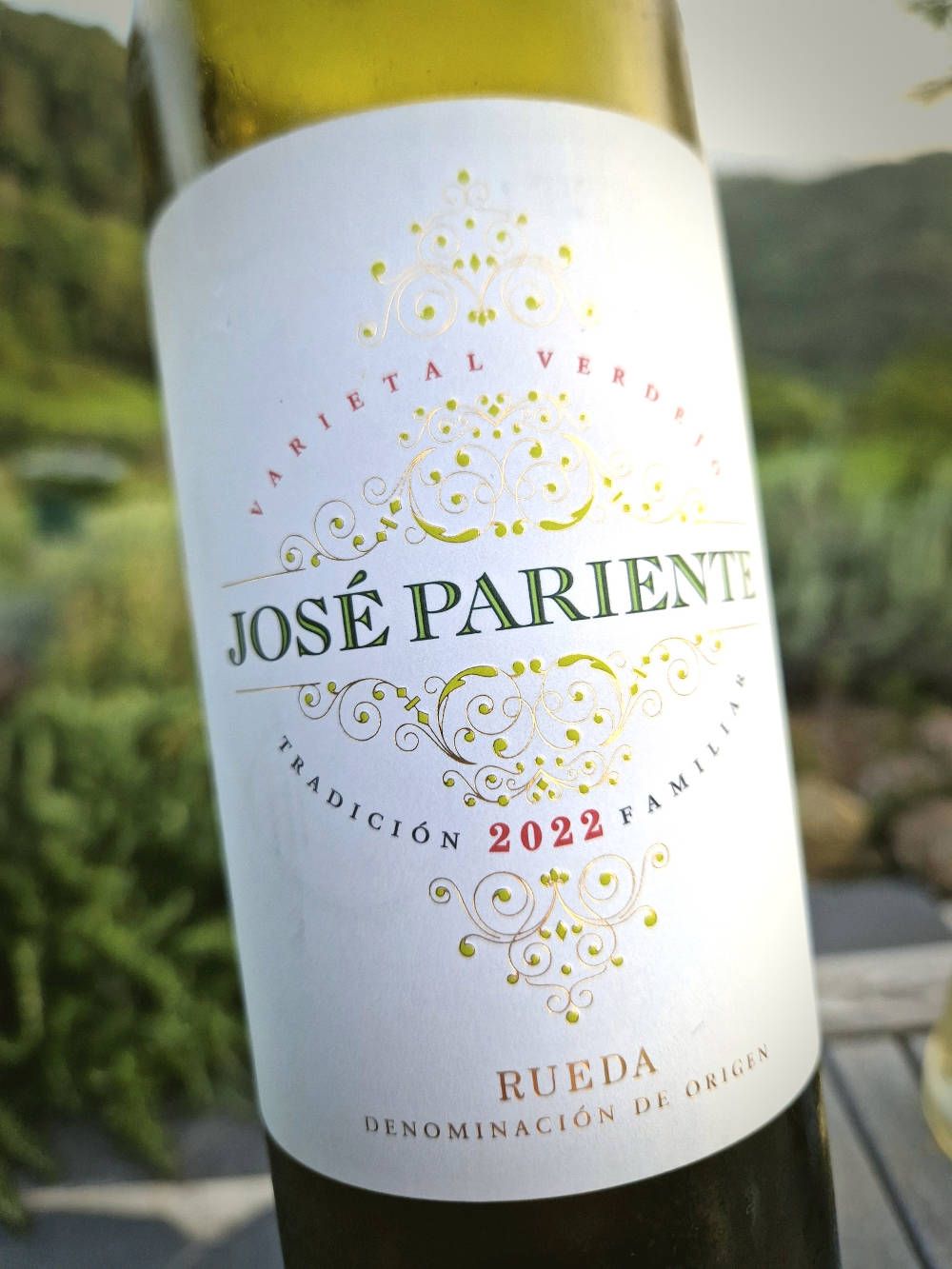 Eine Flasche Weißwein aus Rueda auf der Terrasse