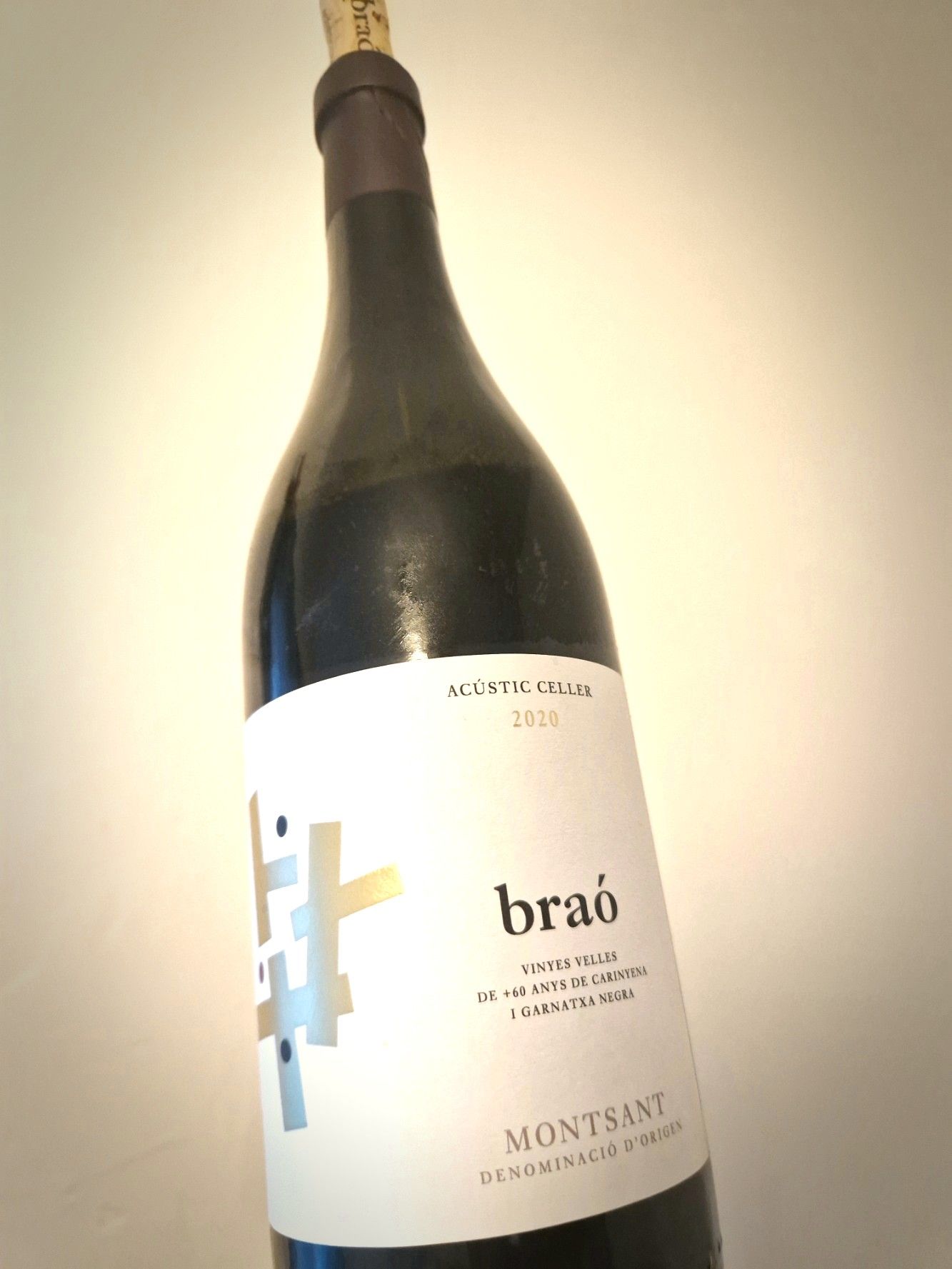 eine Flasche Rotwein vor einer Wand