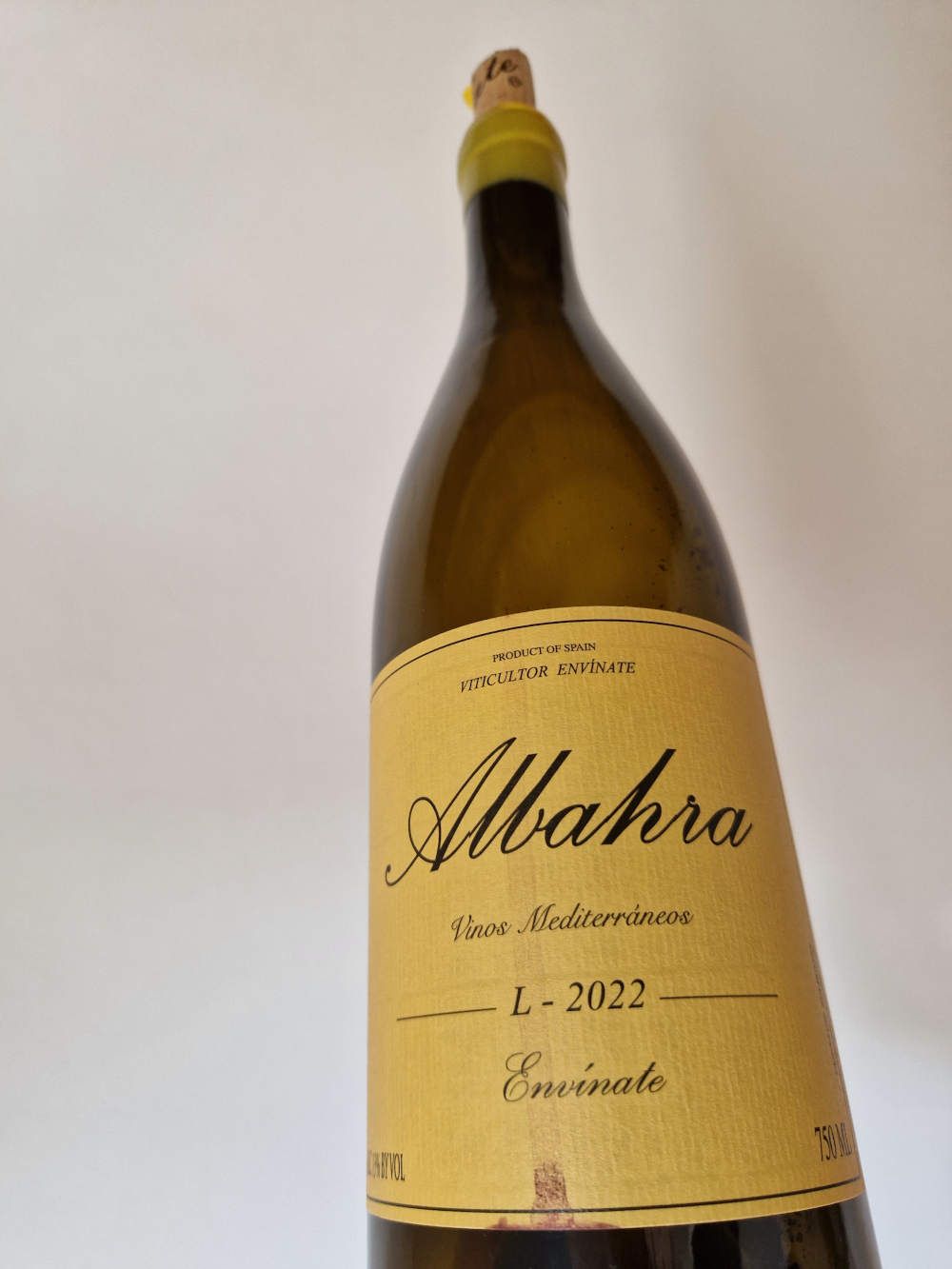 Eine Flasche Wein vor einer Wand