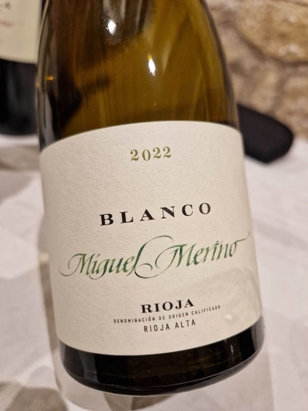 Eine Flasche Weißwein eines kleinen Familienweinguts aus Rioja Alta