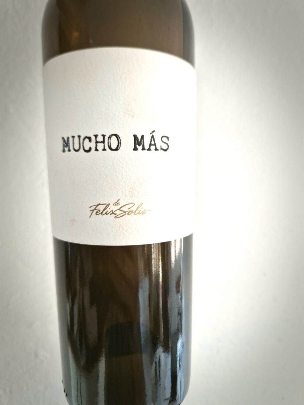 Eine Flasche Wein mit modernem Etikett