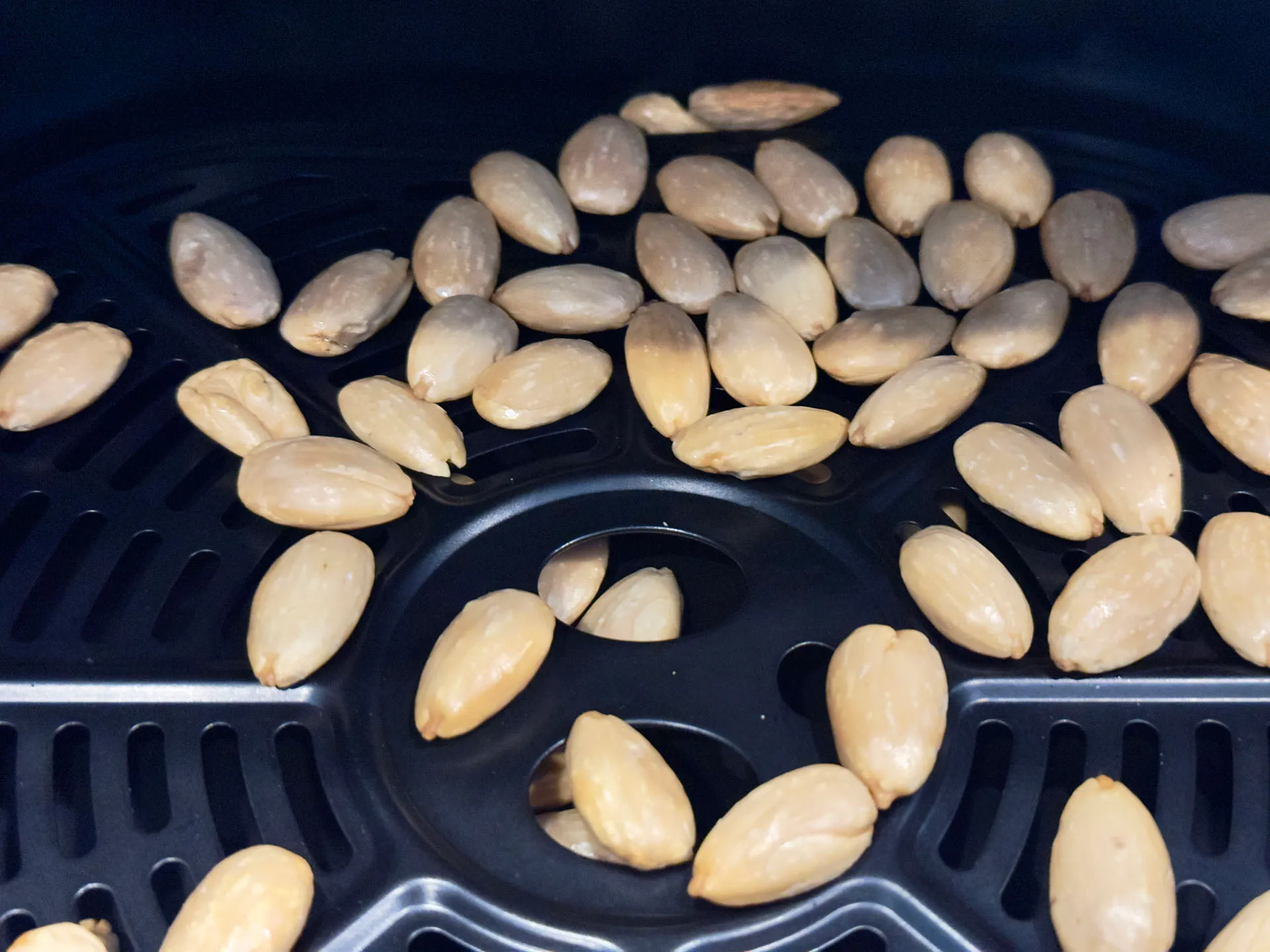 Blanchierte Mandeln im Airfryer rösten für Majado