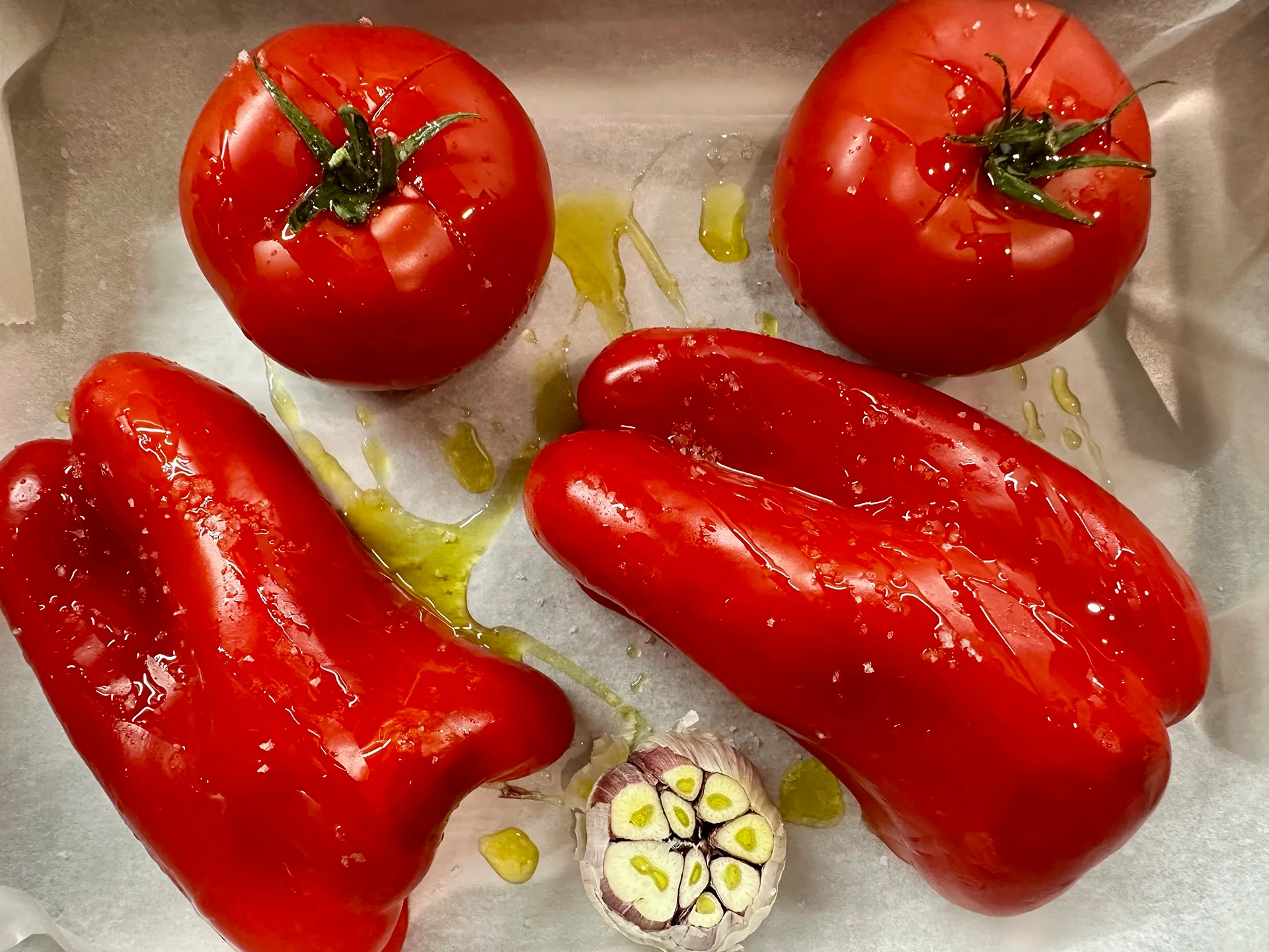 Paprika, Tomaten, Knoblauch vorbereitet für den Backofen