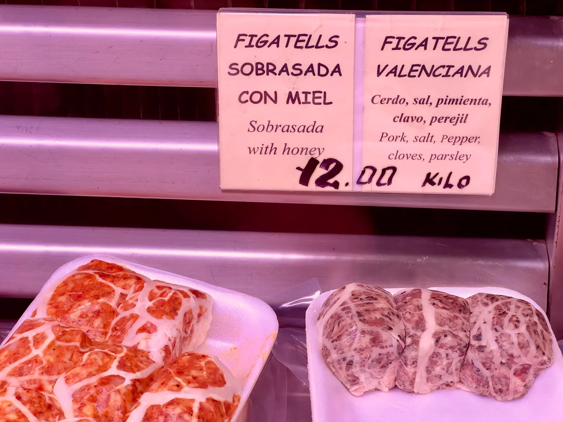 rohe Figatells Würstchen bei Metzger