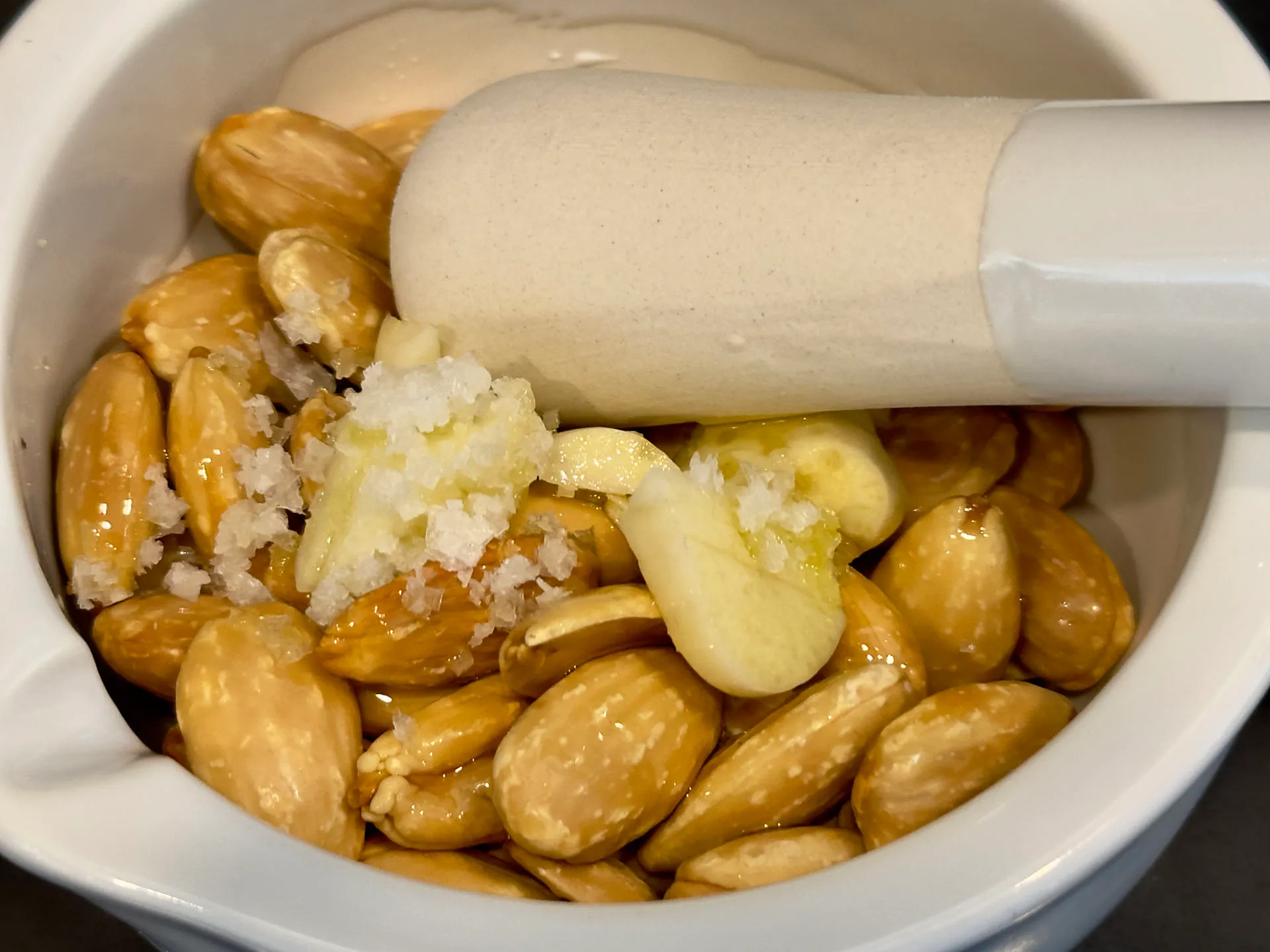 Geröstete Mandeln mit Knoblauch und Salz im Mörser für Majado
