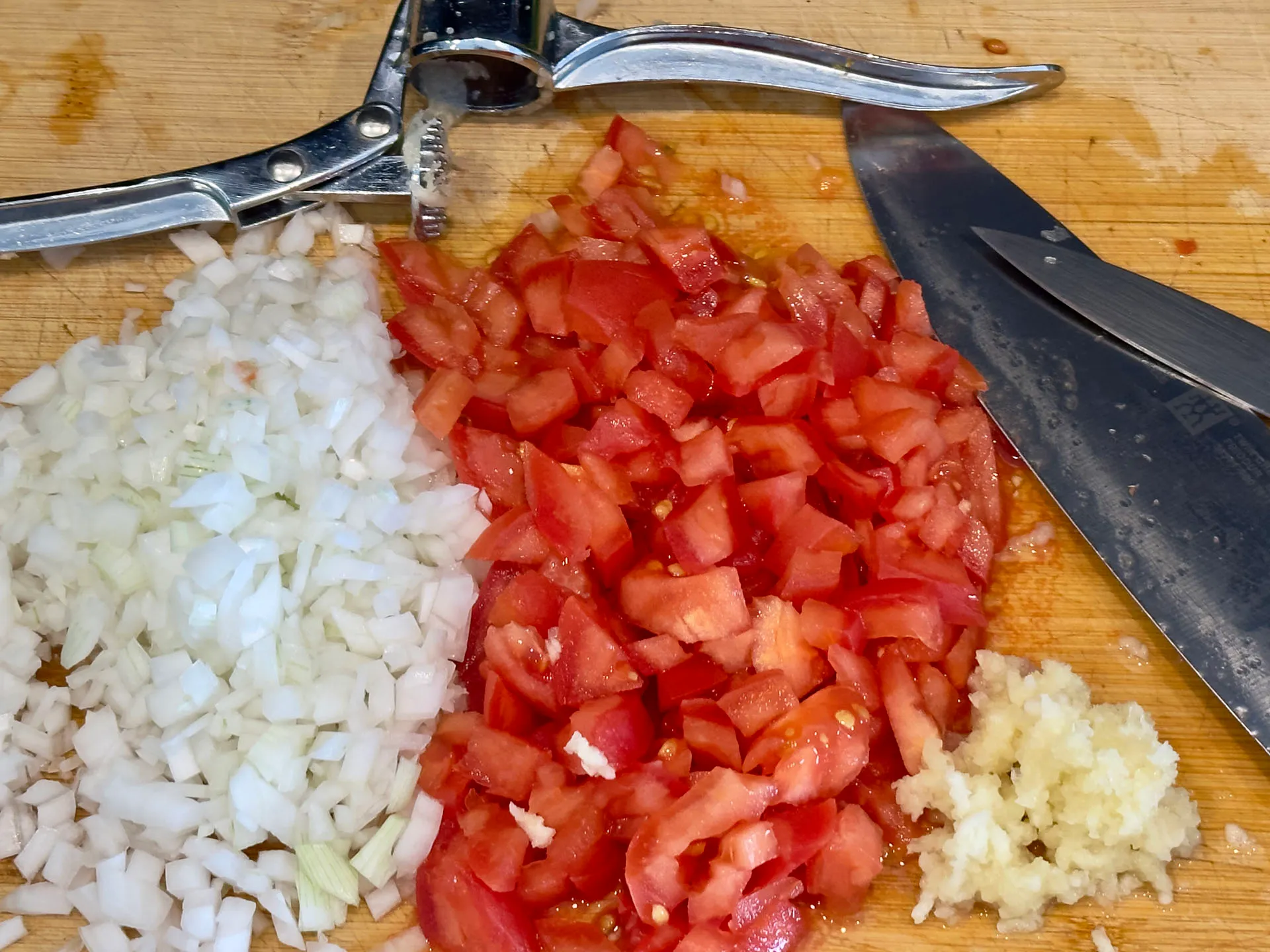 Zwiebeln, Tomaten und Knoblauch gewürfelt für Sofrito