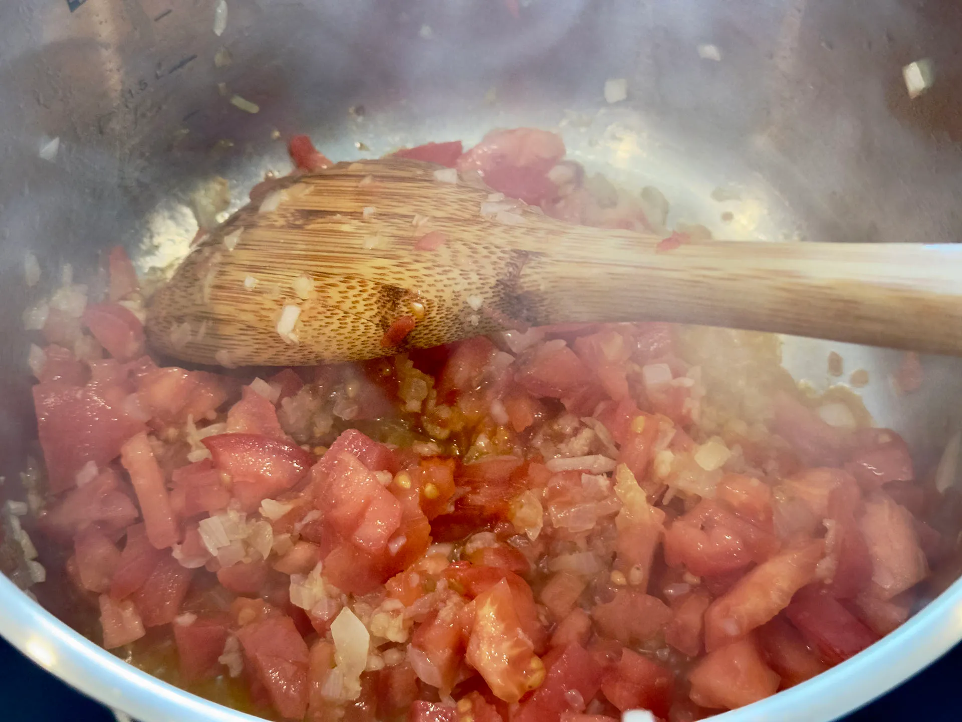 Sofrito aus Zwiebeln, Tomaten und Knoblauch in der Pfanne