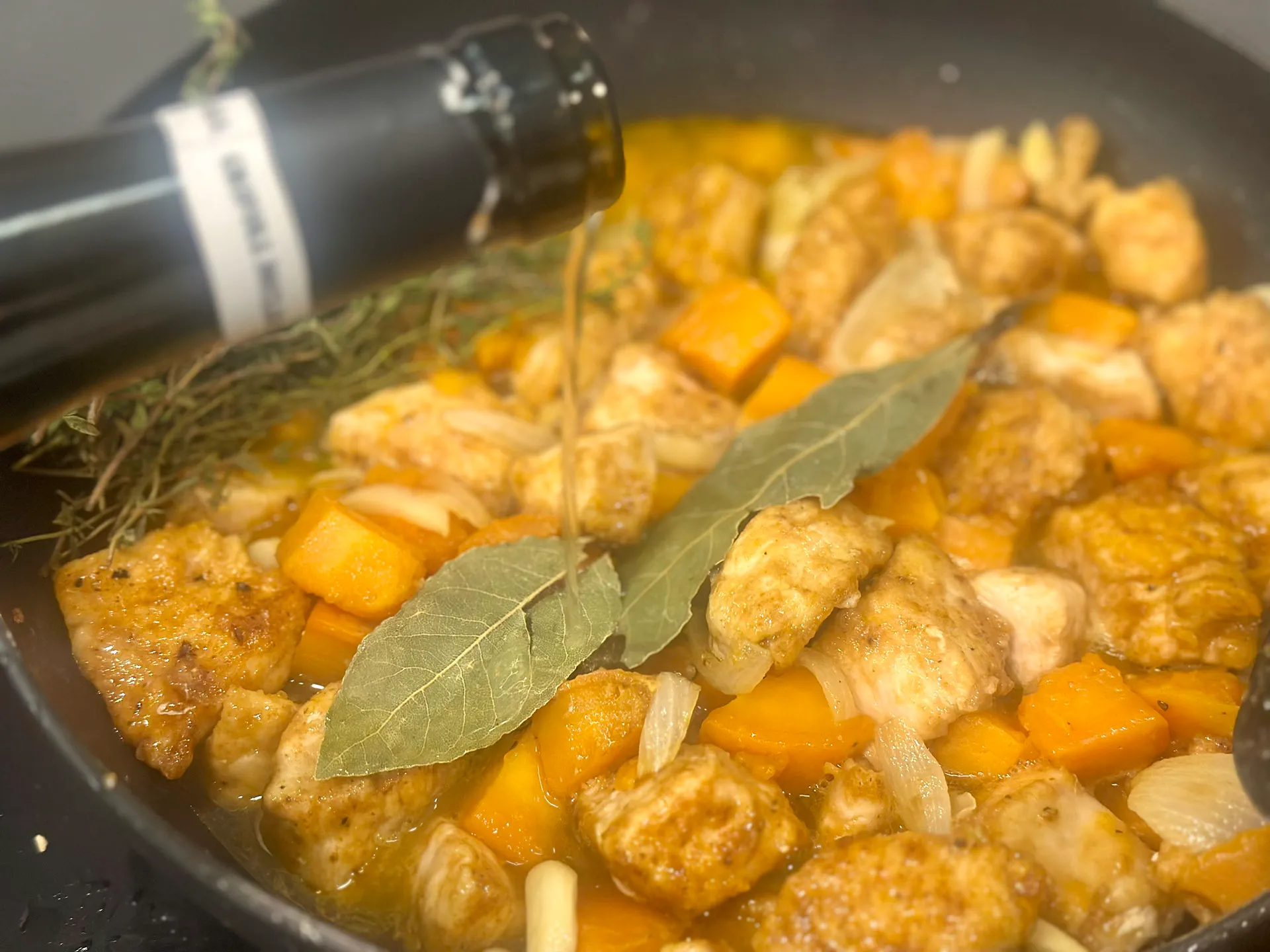 Ein Gericht wird mit Weißwein abgelöscht
