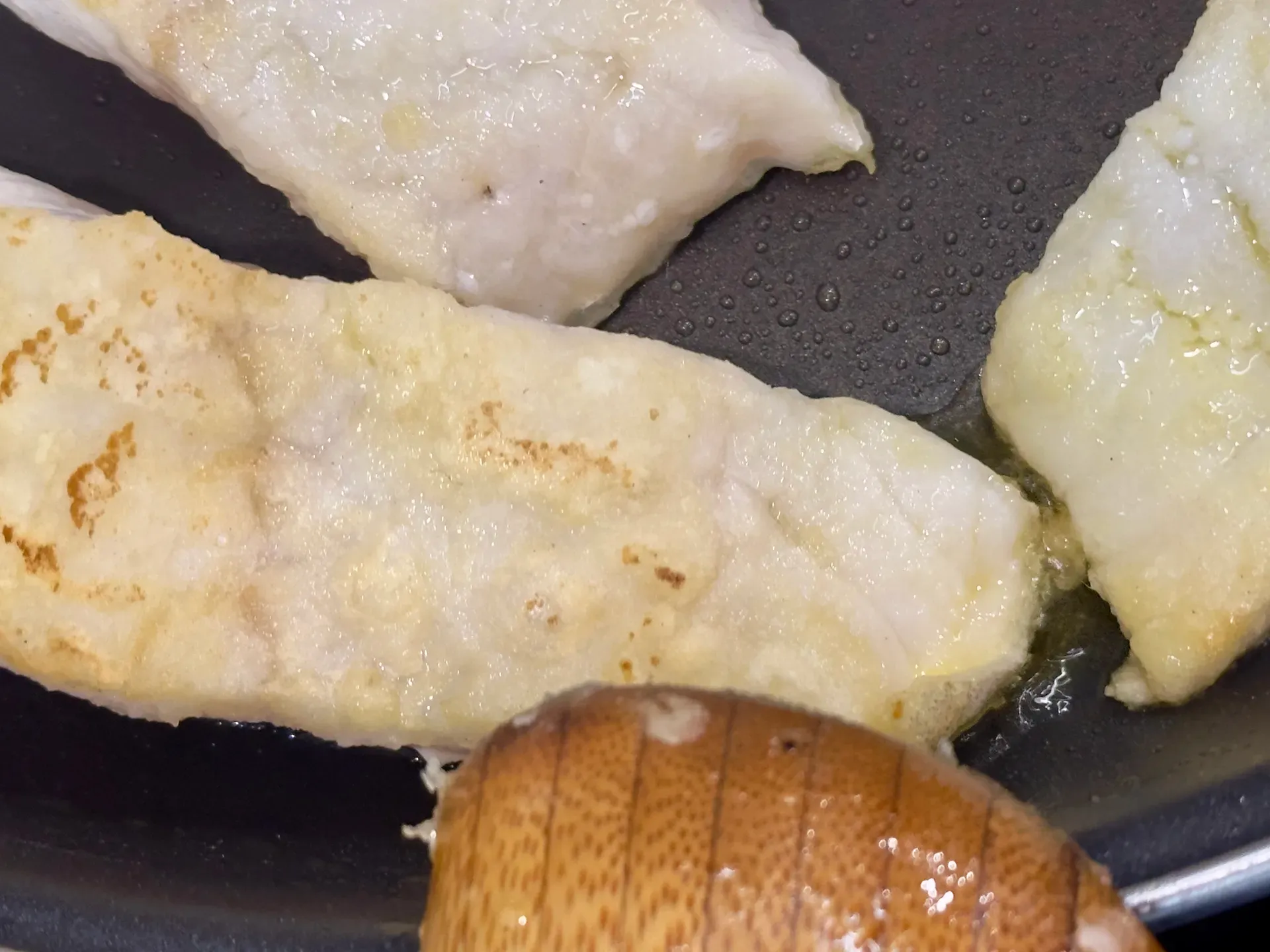 Kabeljaufilets in der Pfanne